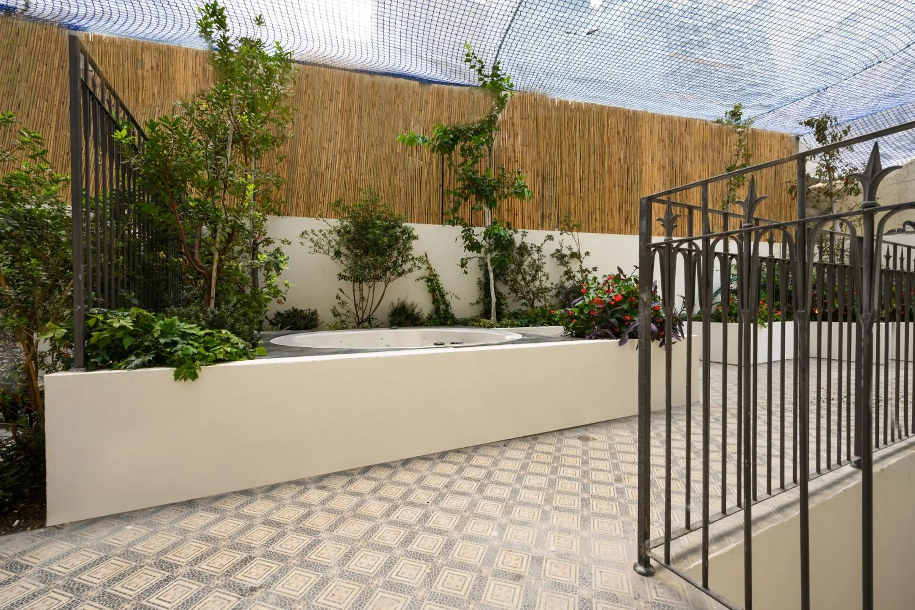 Garden in Alberto by Isrotel Design
