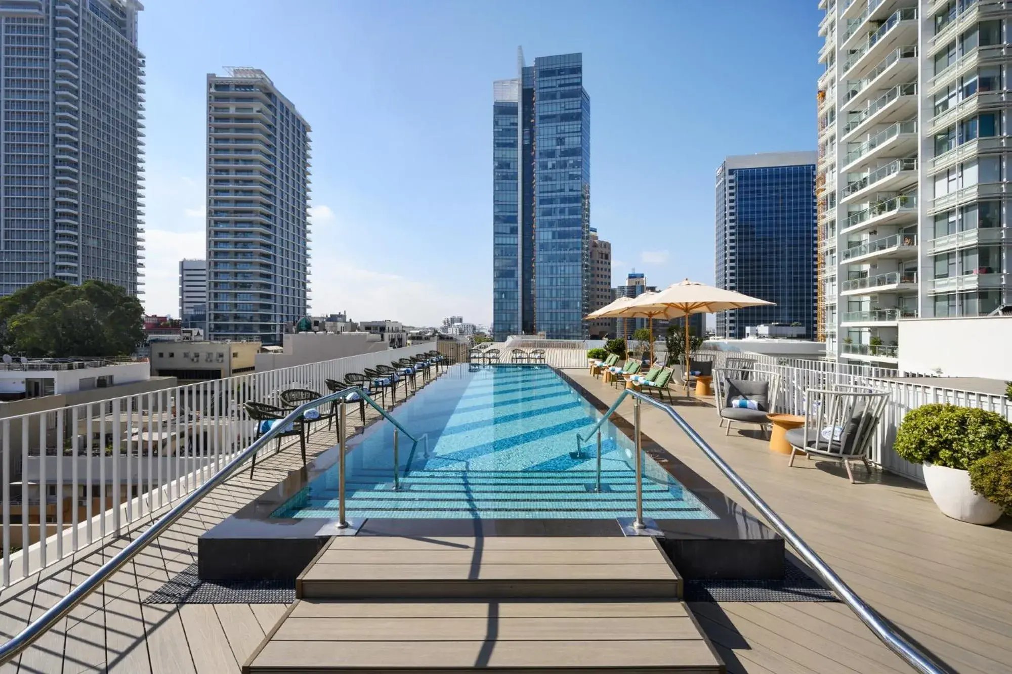 Swimming pool in Alberto by Isrotel Design Swimming pool in Alberto by Isrotel Design