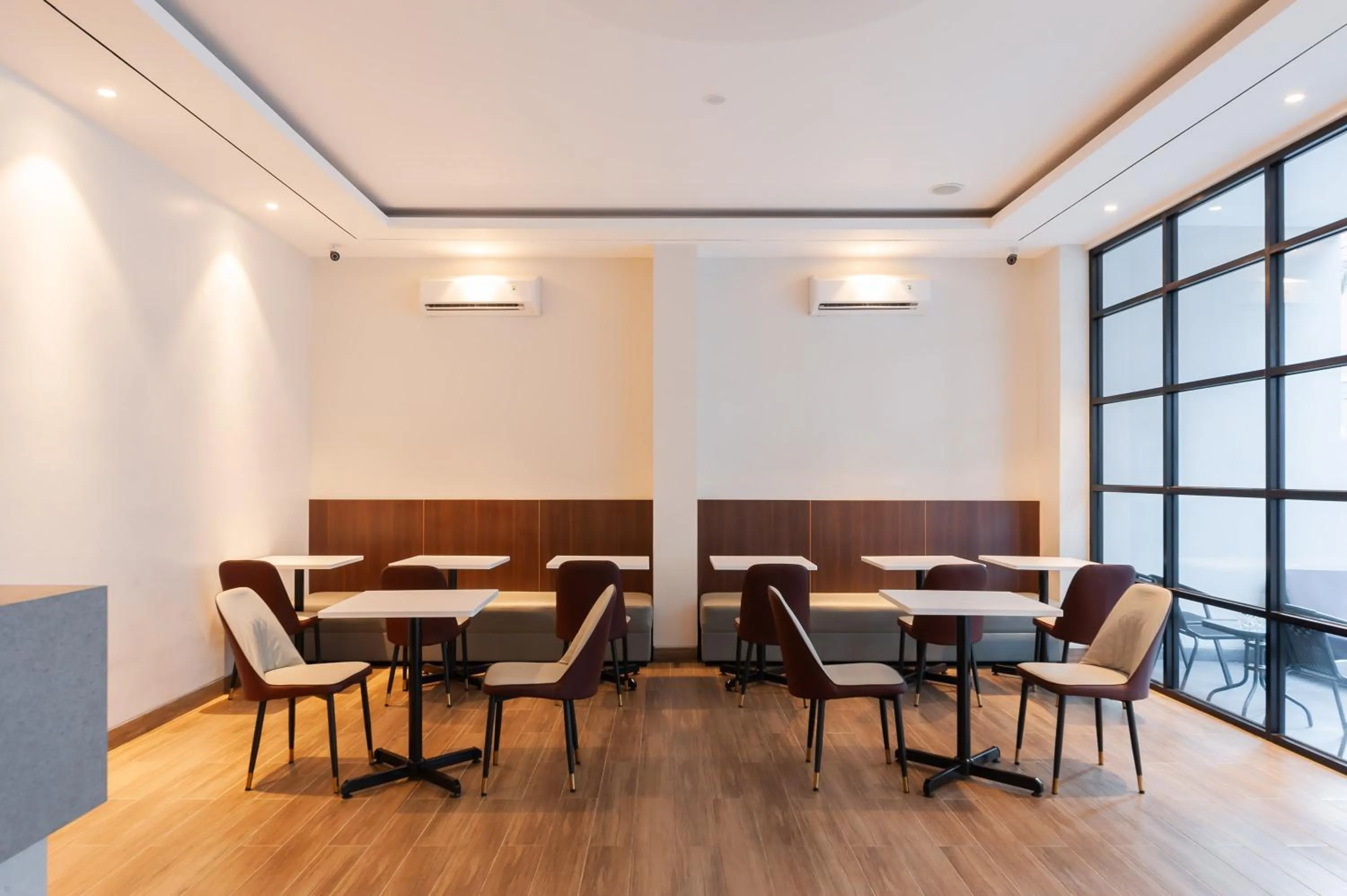 Seating area in Urbanview Hotel Cengkareng Jakarta by RedDoorz