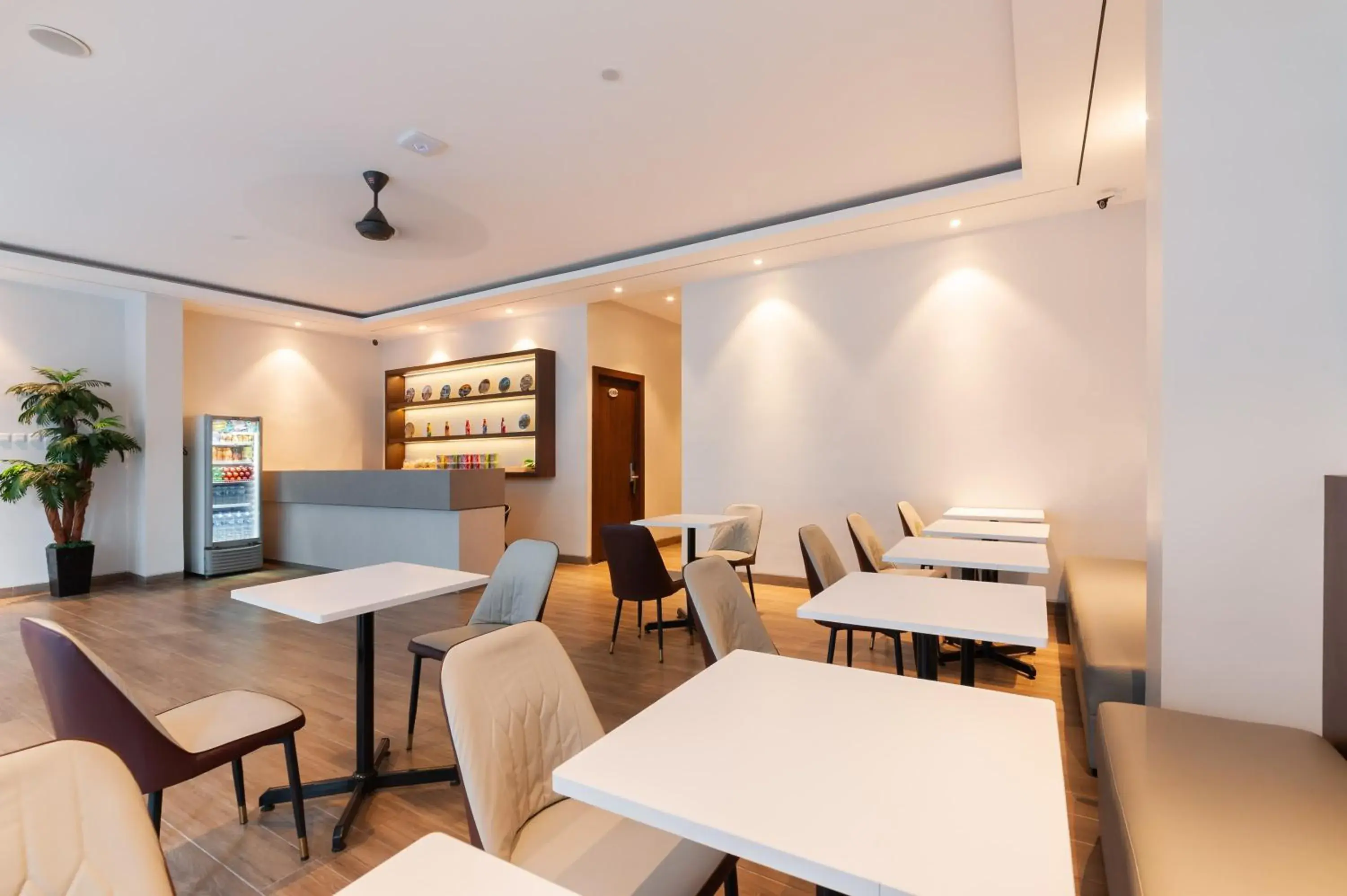 Seating area in Urbanview Hotel Cengkareng Jakarta by RedDoorz Seating area in Urbanview Hotel Cengkareng Jakarta by RedDoorz