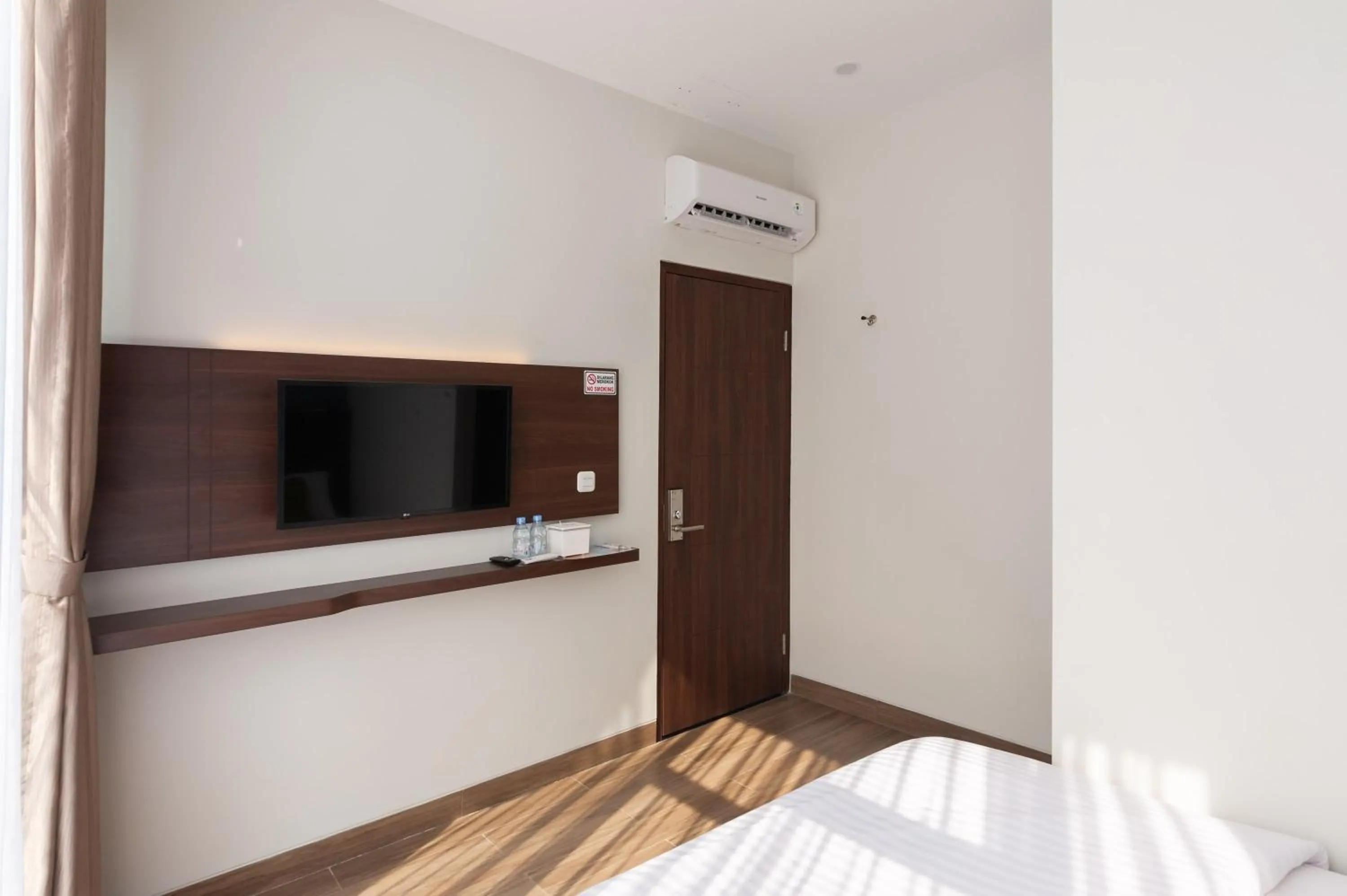 TV and multimedia, Bed in Urbanview Hotel Cengkareng Jakarta by RedDoorz