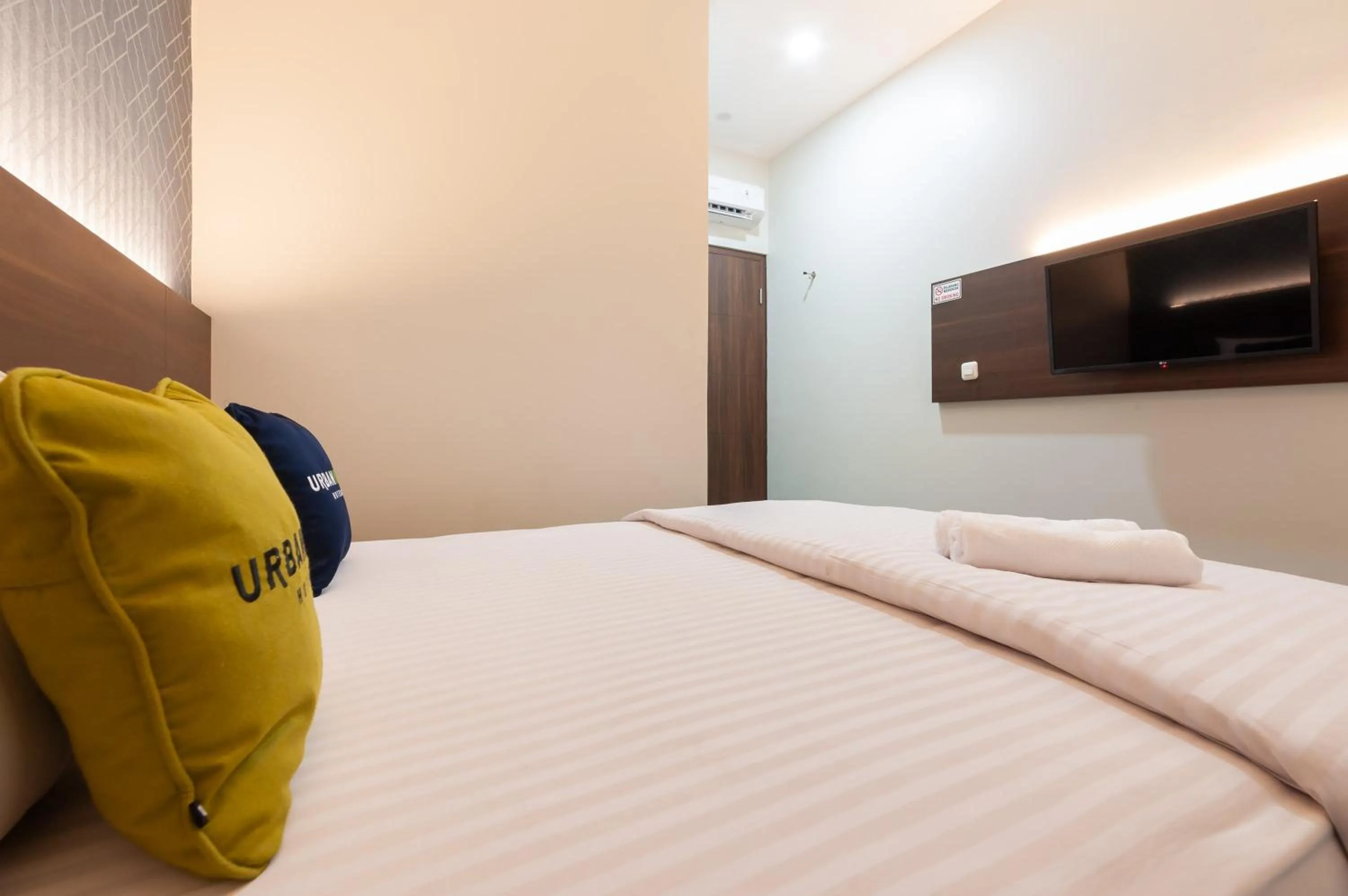 Bed in Urbanview Hotel Cengkareng Jakarta by RedDoorz