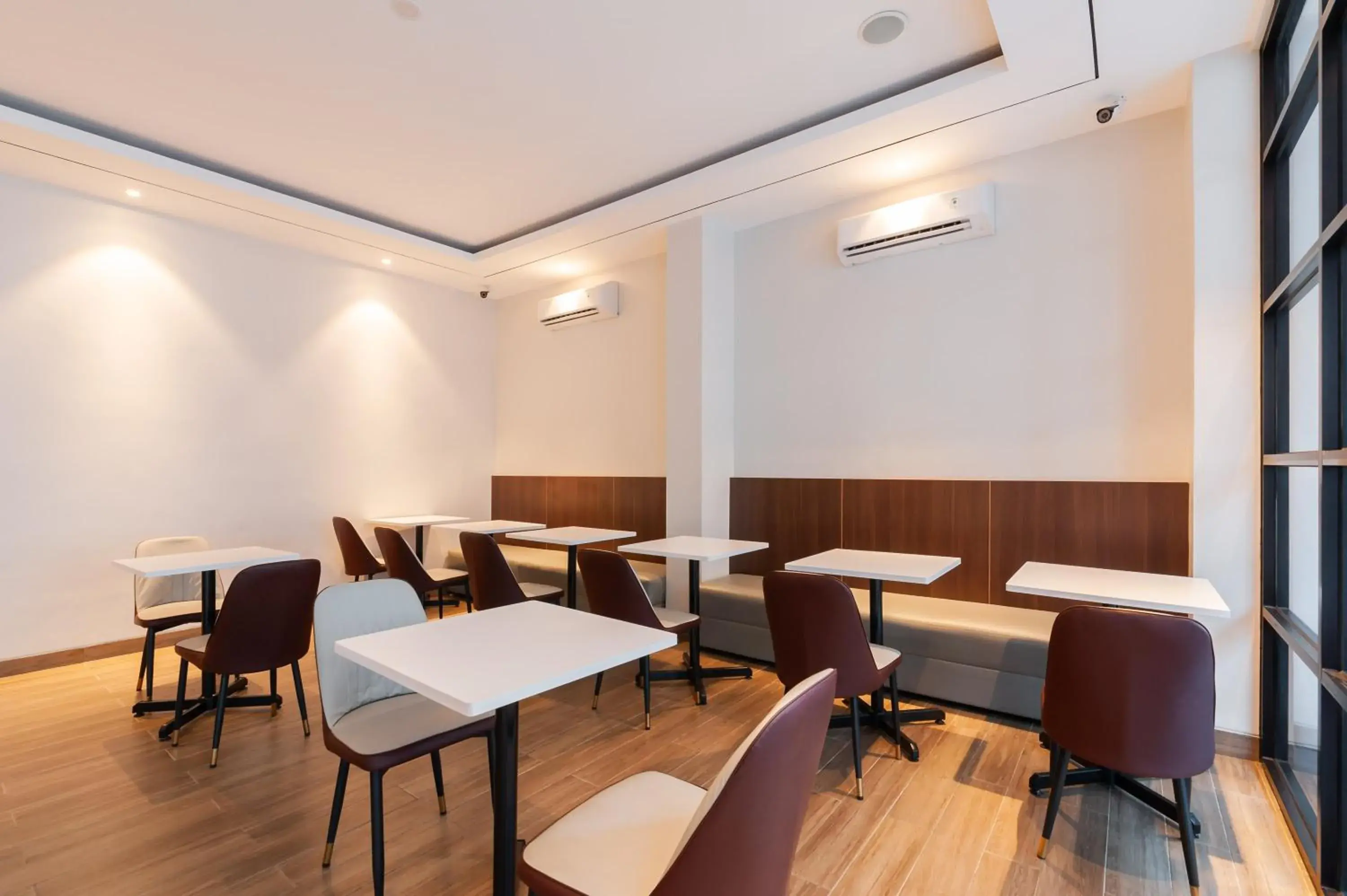 Seating area in Urbanview Hotel Cengkareng Jakarta by RedDoorz Seating area in Urbanview Hotel Cengkareng Jakarta by RedDoorz