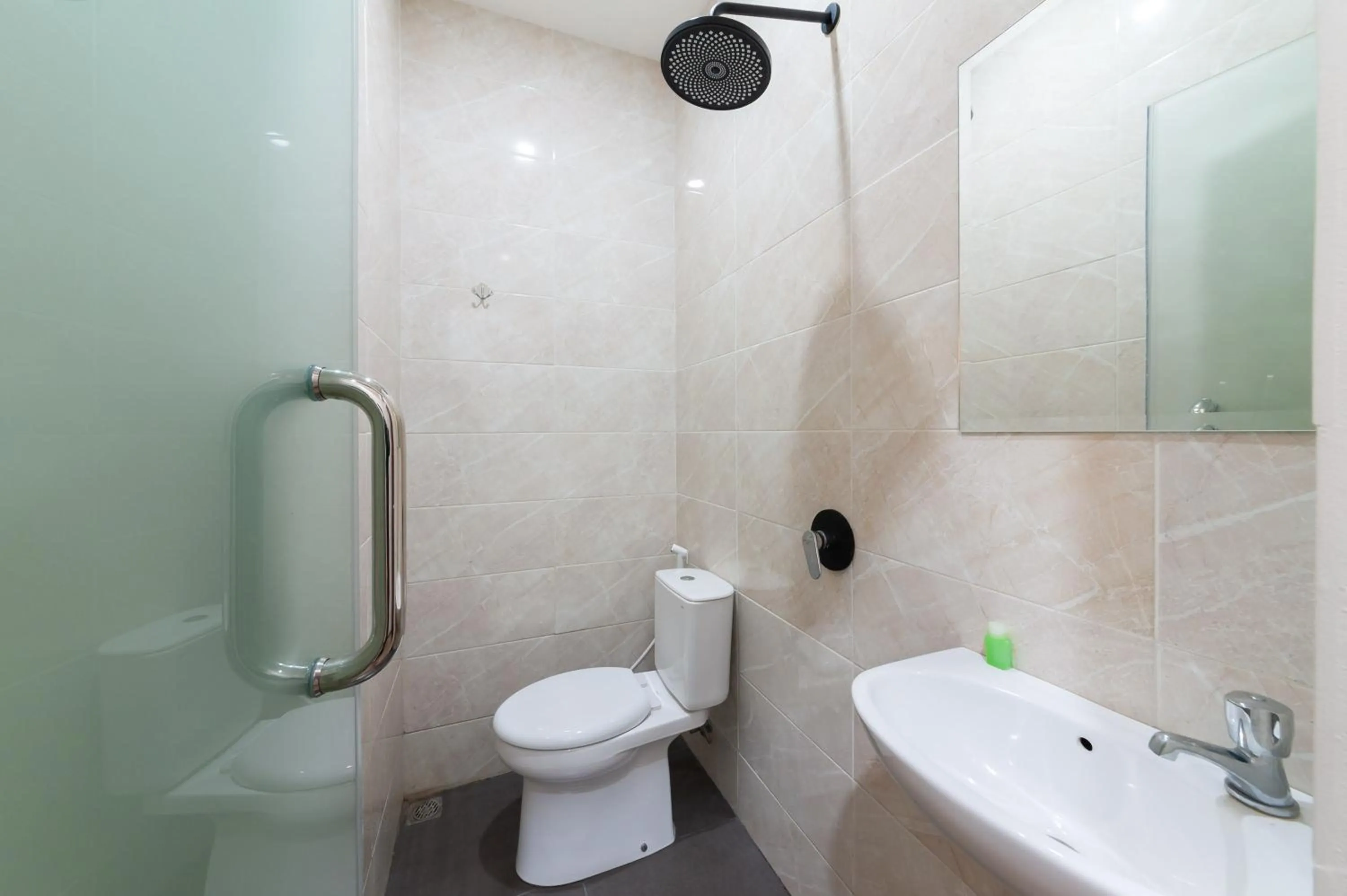 Bathroom in Urbanview Hotel Cengkareng Jakarta by RedDoorz