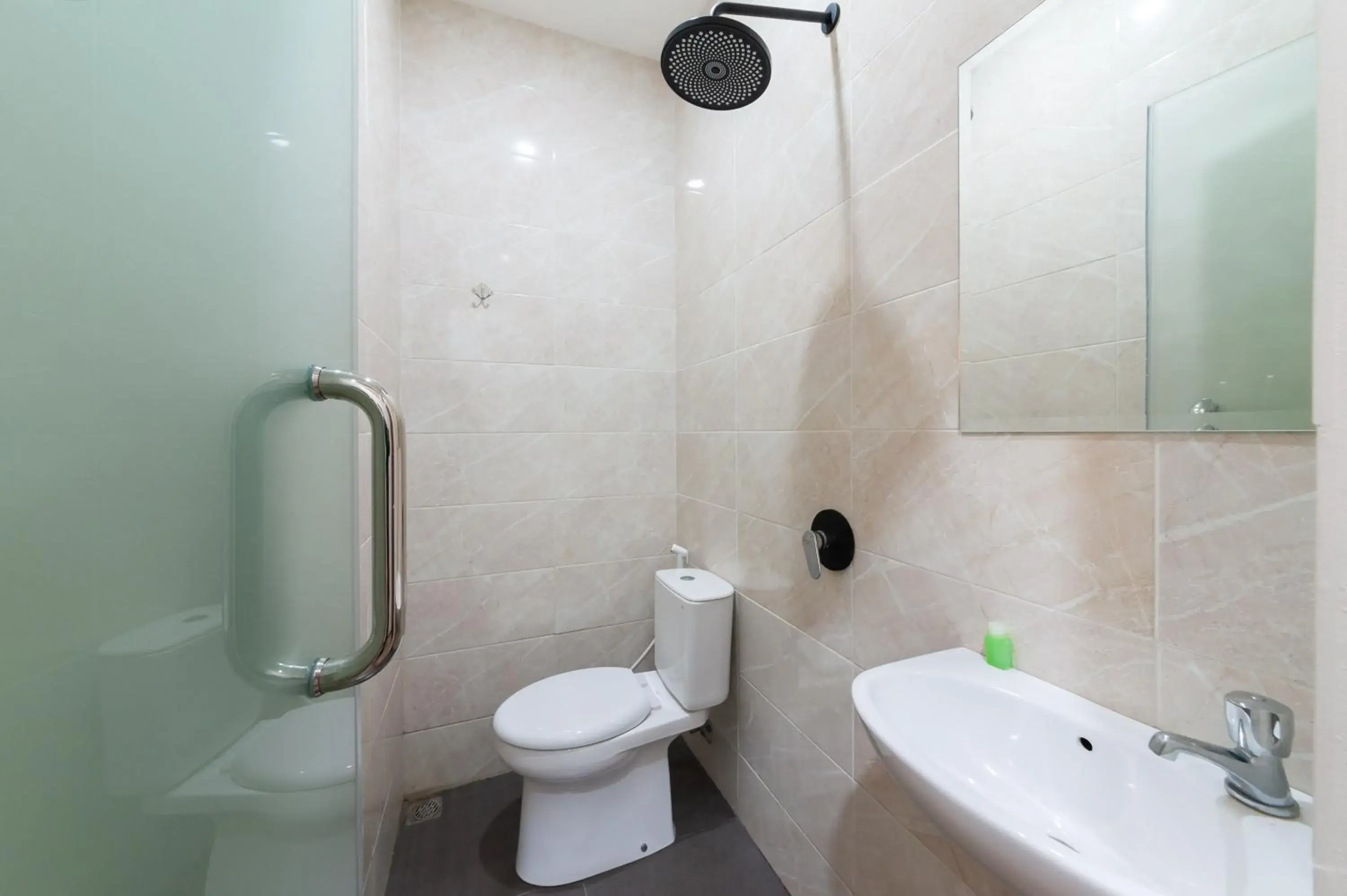 Bathroom in Urbanview Hotel Cengkareng Jakarta by RedDoorz Bathroom in Urbanview Hotel Cengkareng Jakarta by RedDoorz