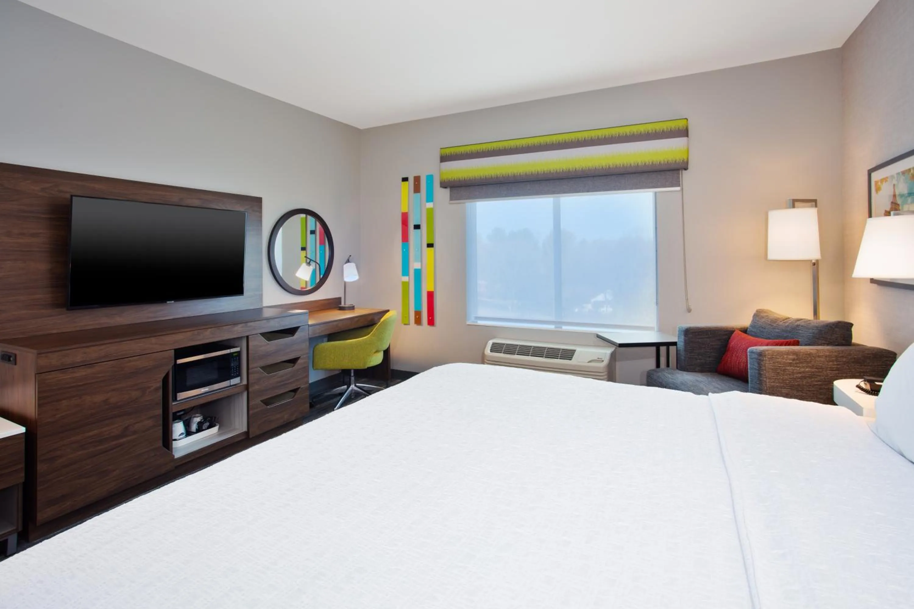 Bedroom, Bed in Hampton Inn Paris, Tn