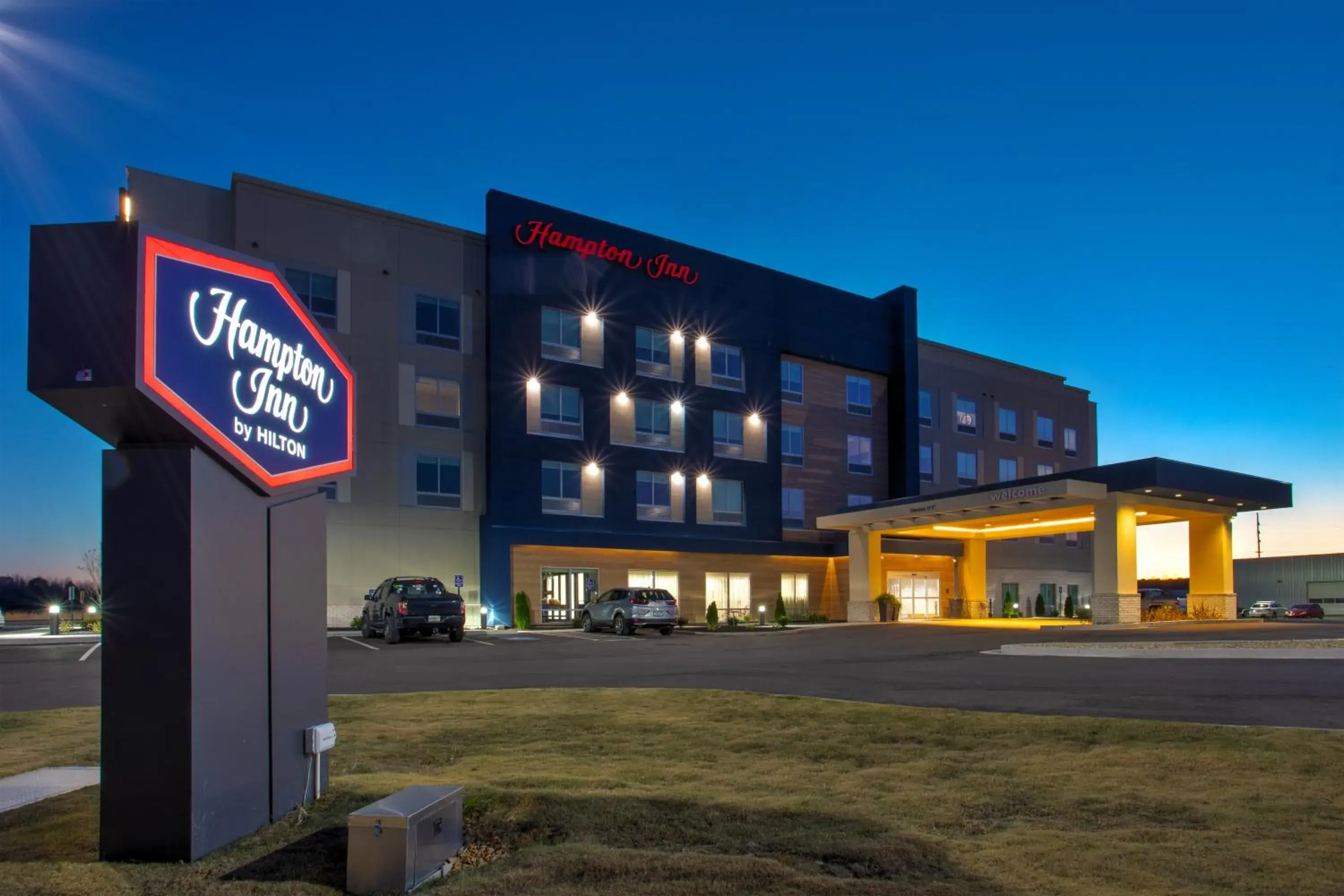 Property building in Hampton Inn Paris, Tn Property building in Hampton Inn Paris, Tn