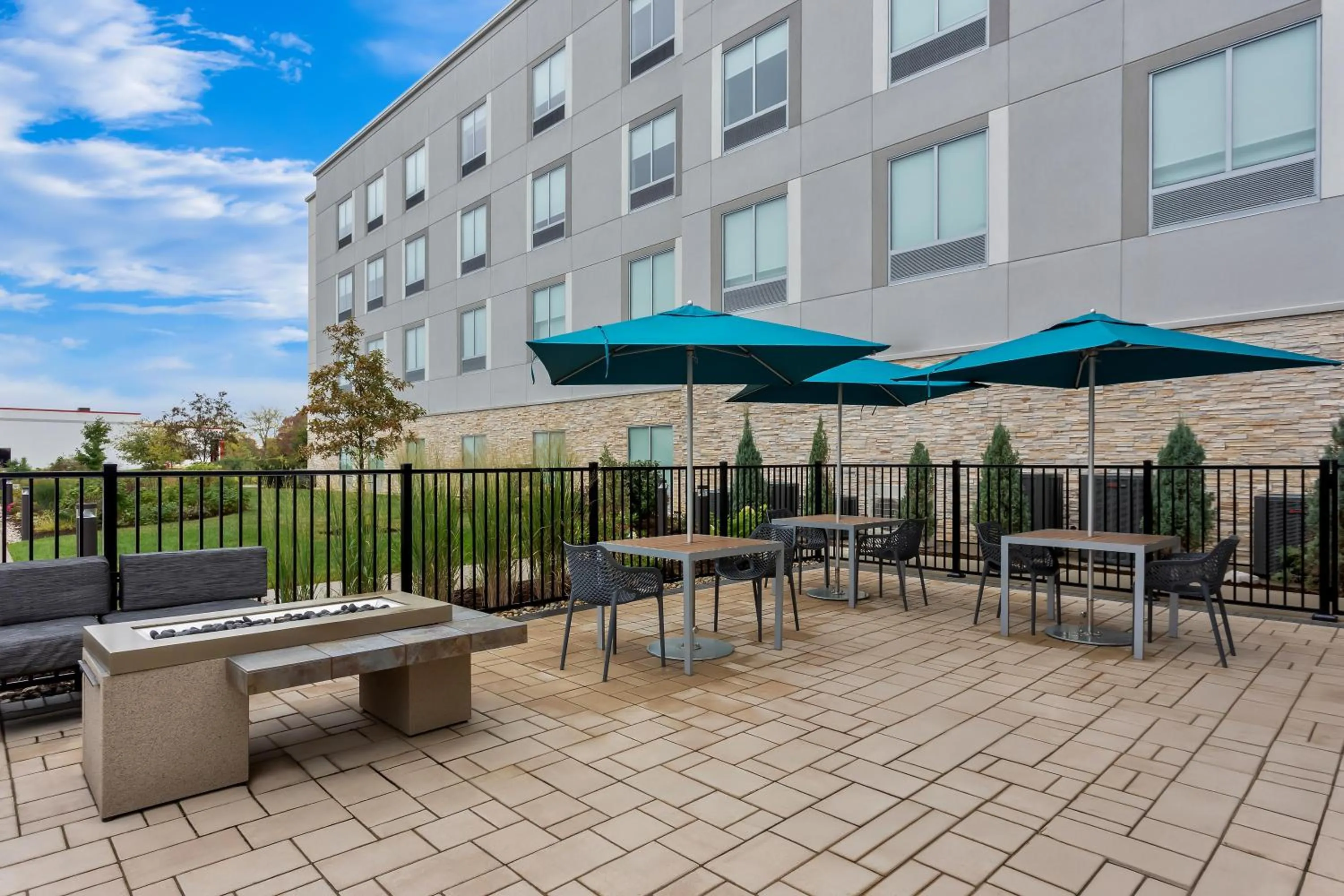 Inner courtyard view in Hampton Inn By Hilton Huntley Chicago