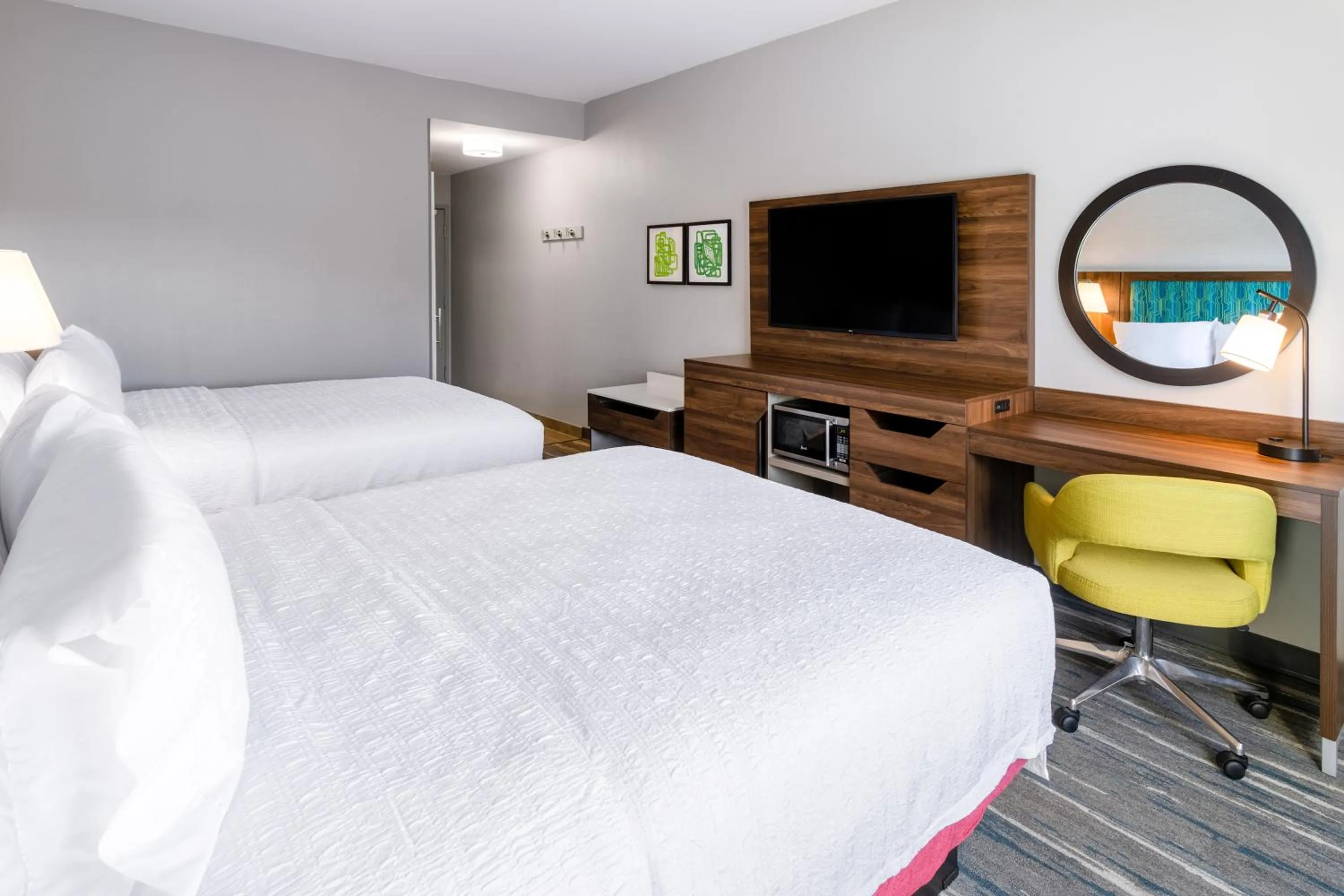 hair dresser, Bed in Hampton Inn Monticello, Ny