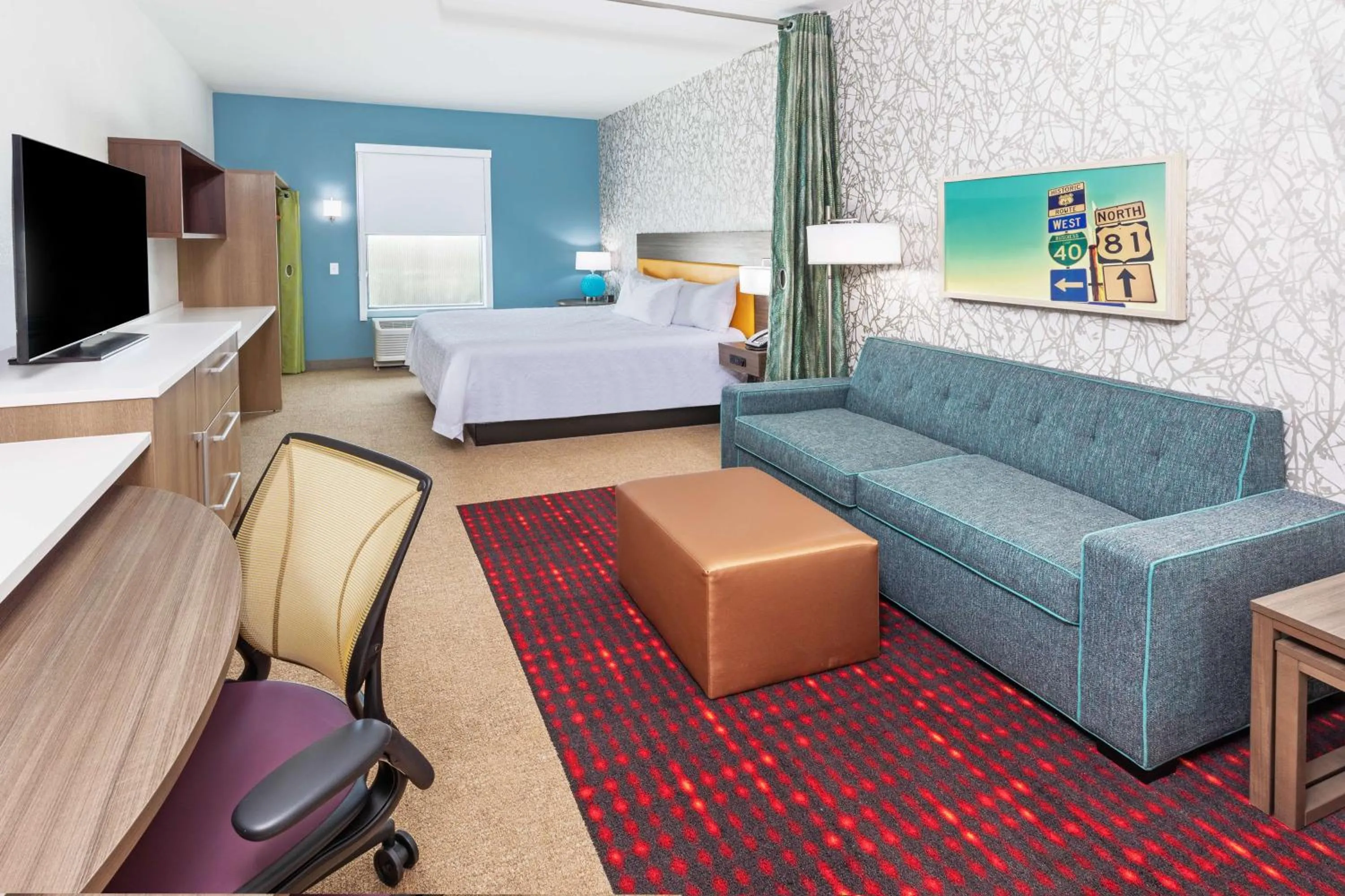 Living room, Bed in Home2 Suites By Hilton Weatherford