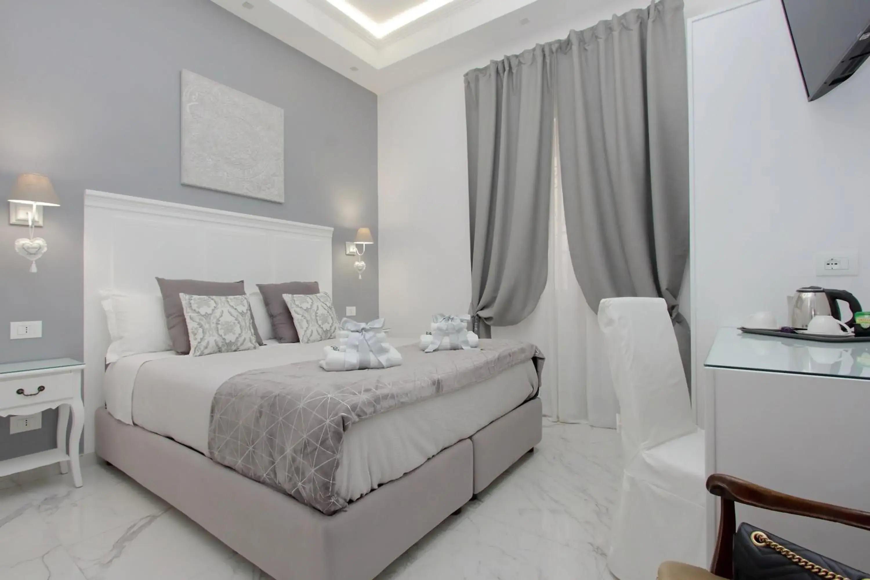 Deluxe Double or Twin Room in Roman Holiday Colosseo Deluxe Double or Twin Room in Roman Holiday Colosseo