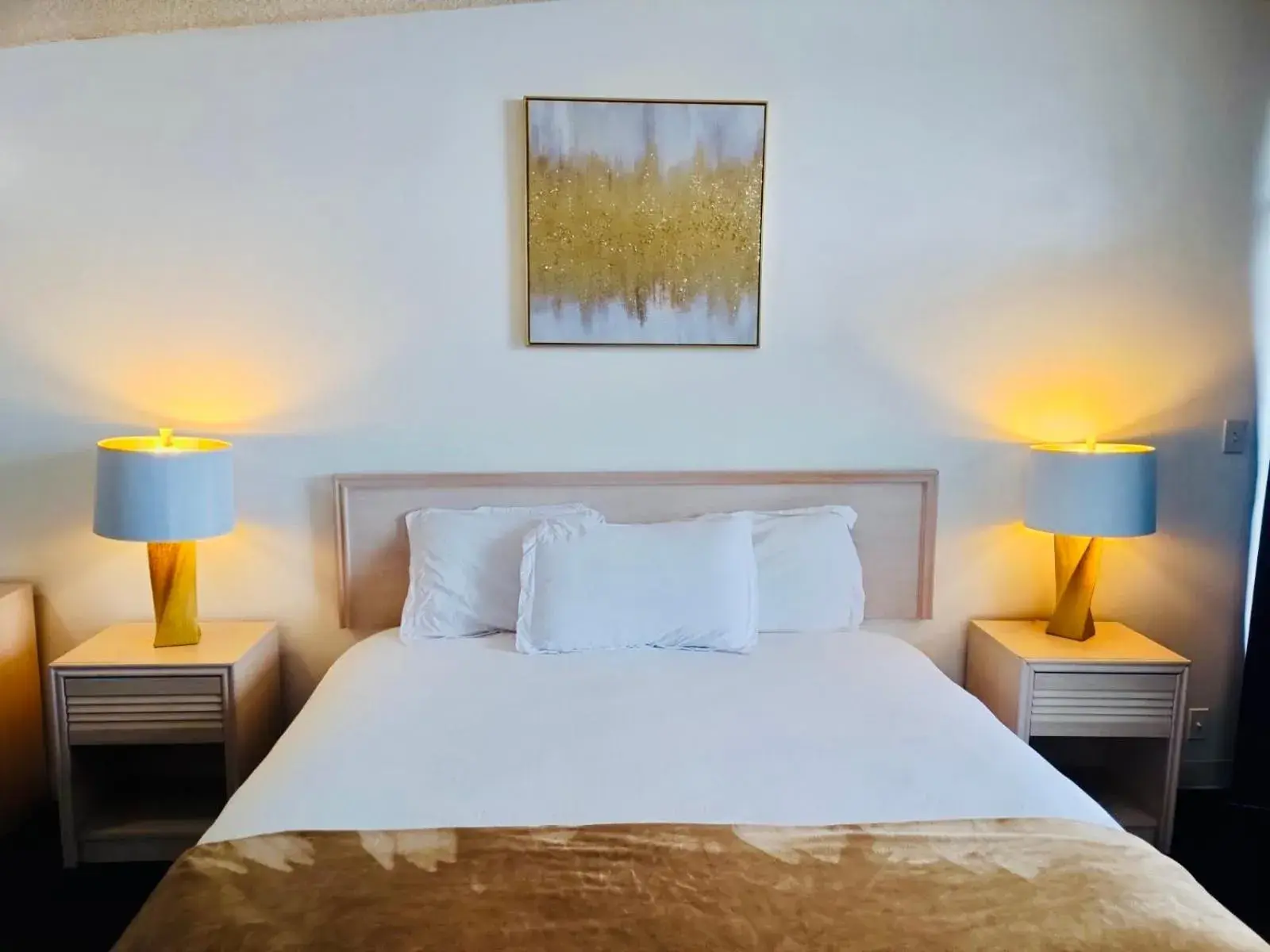 Bed in Foghorn Harbor Inn Bed in Foghorn Harbor Inn