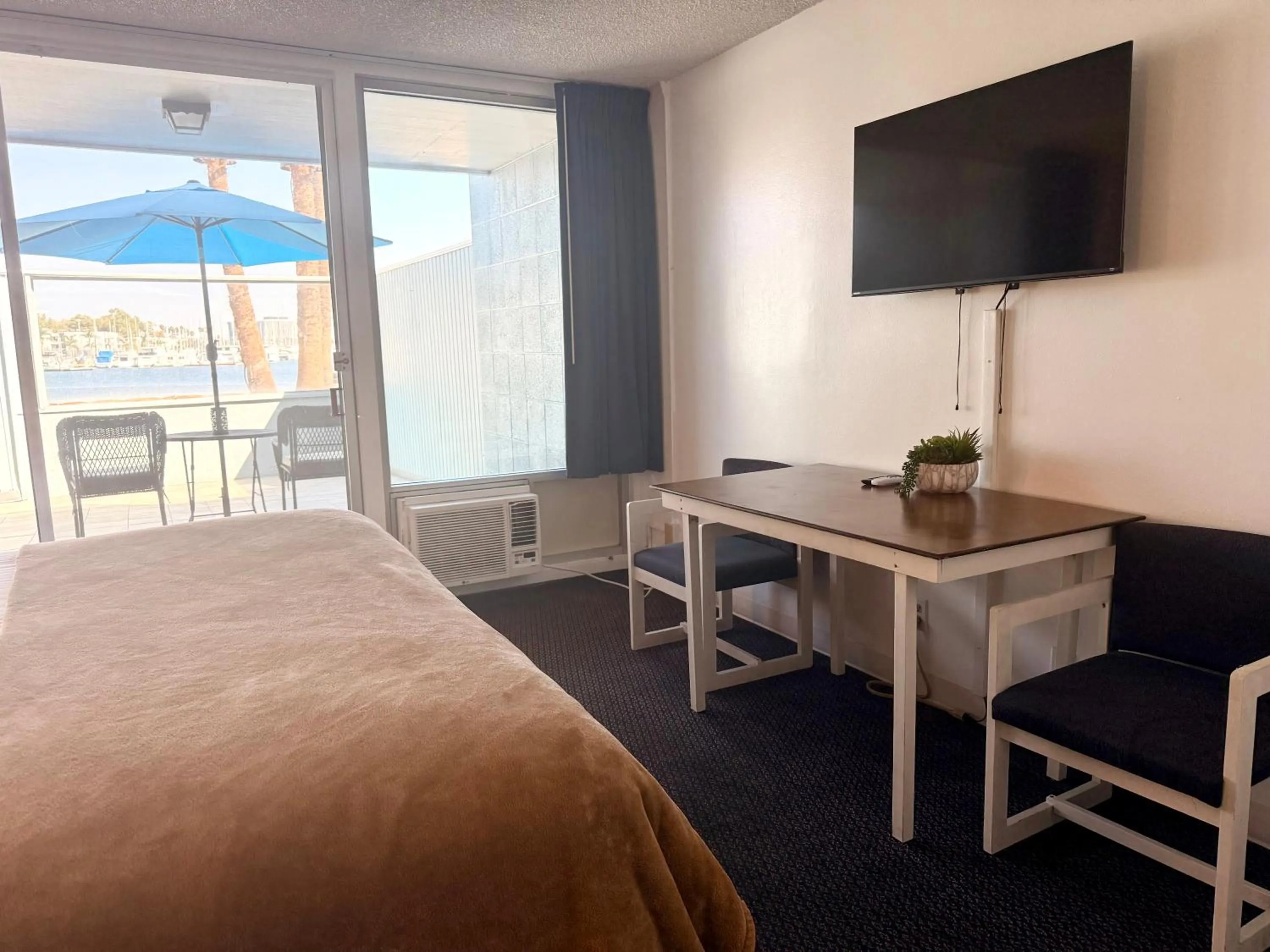 Bed in Foghorn Harbor Inn