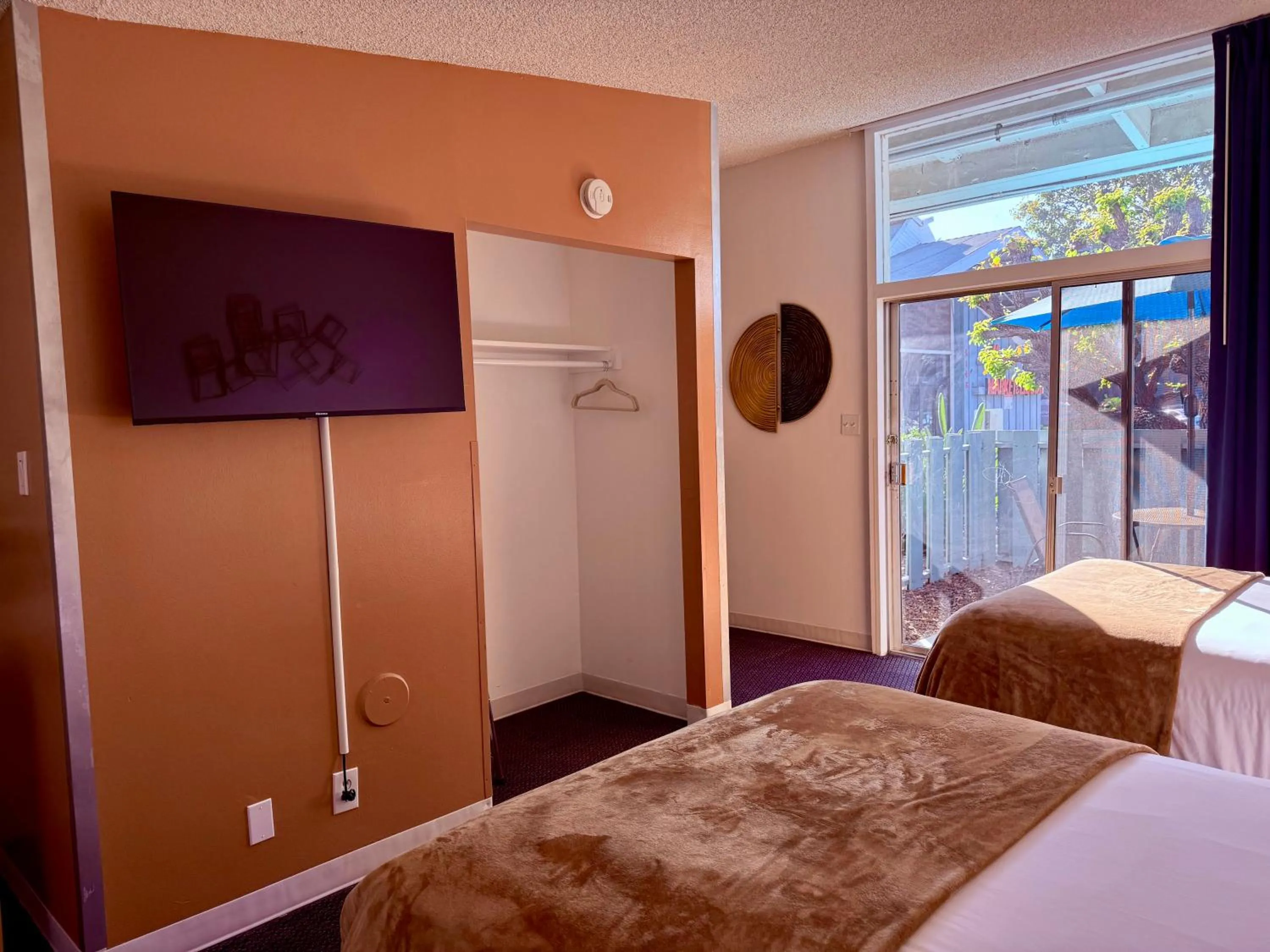 Bed in Foghorn Harbor Inn