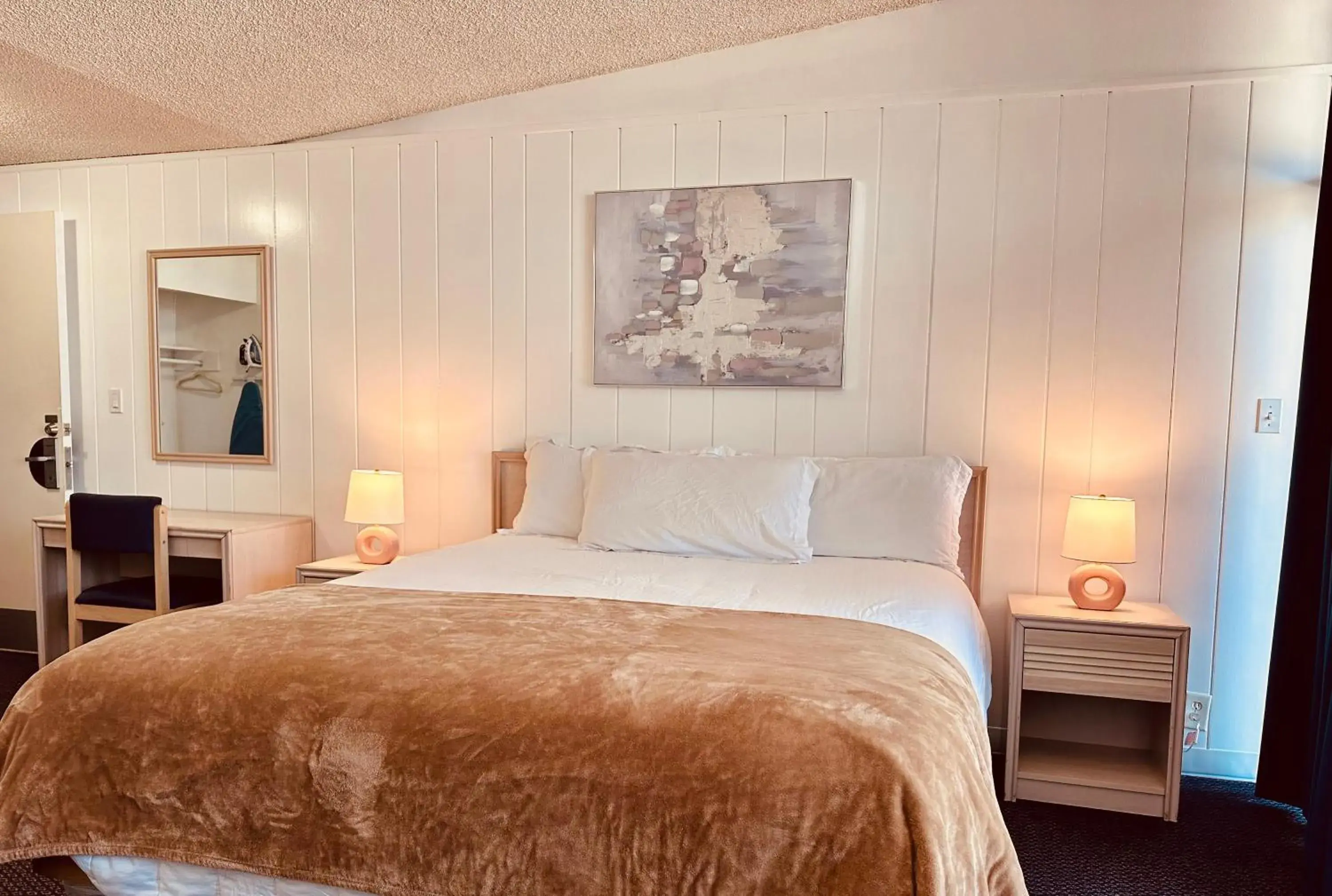 Bed in Foghorn Harbor Inn Bed in Foghorn Harbor Inn