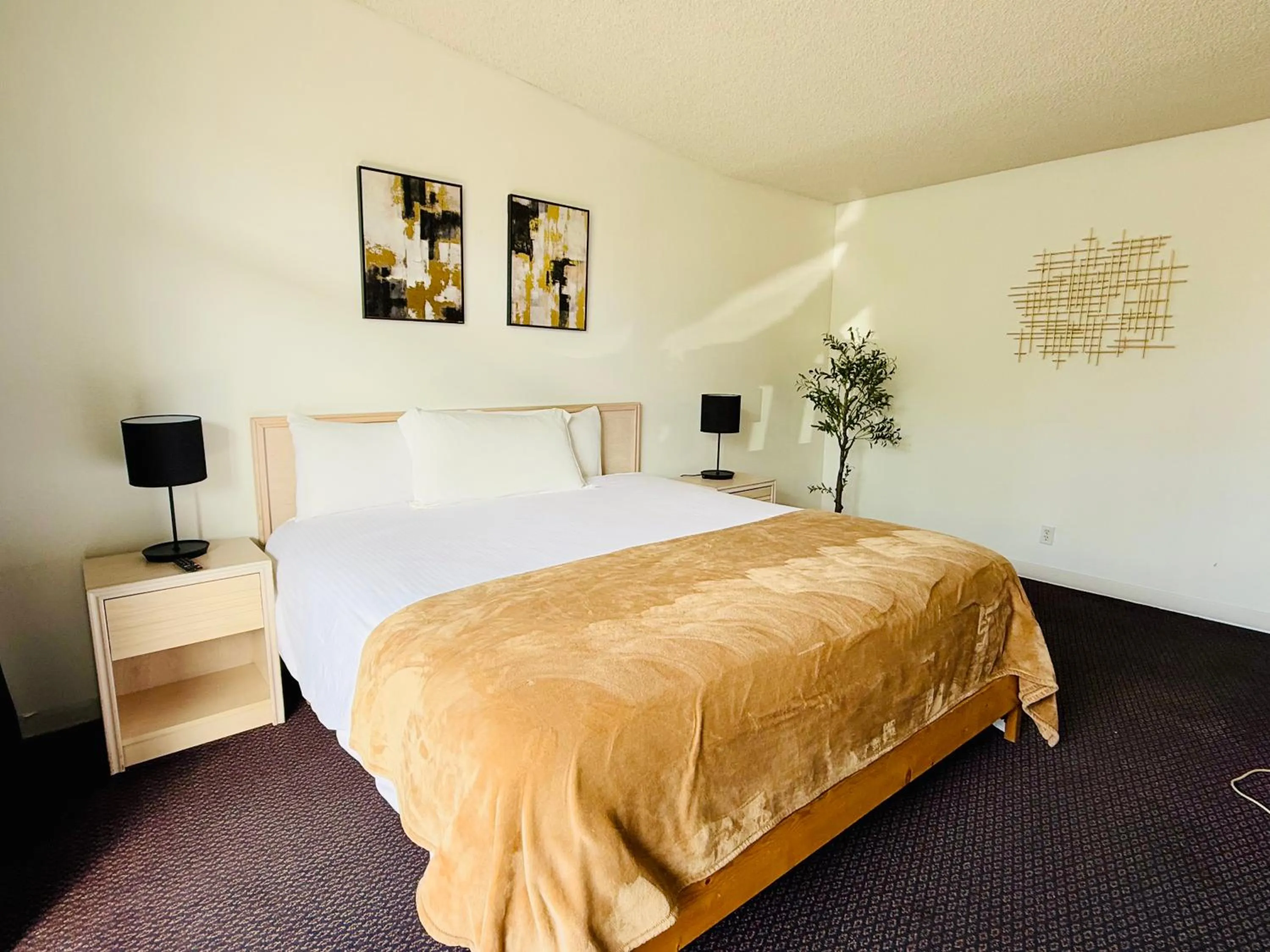 Bed in Foghorn Harbor Inn