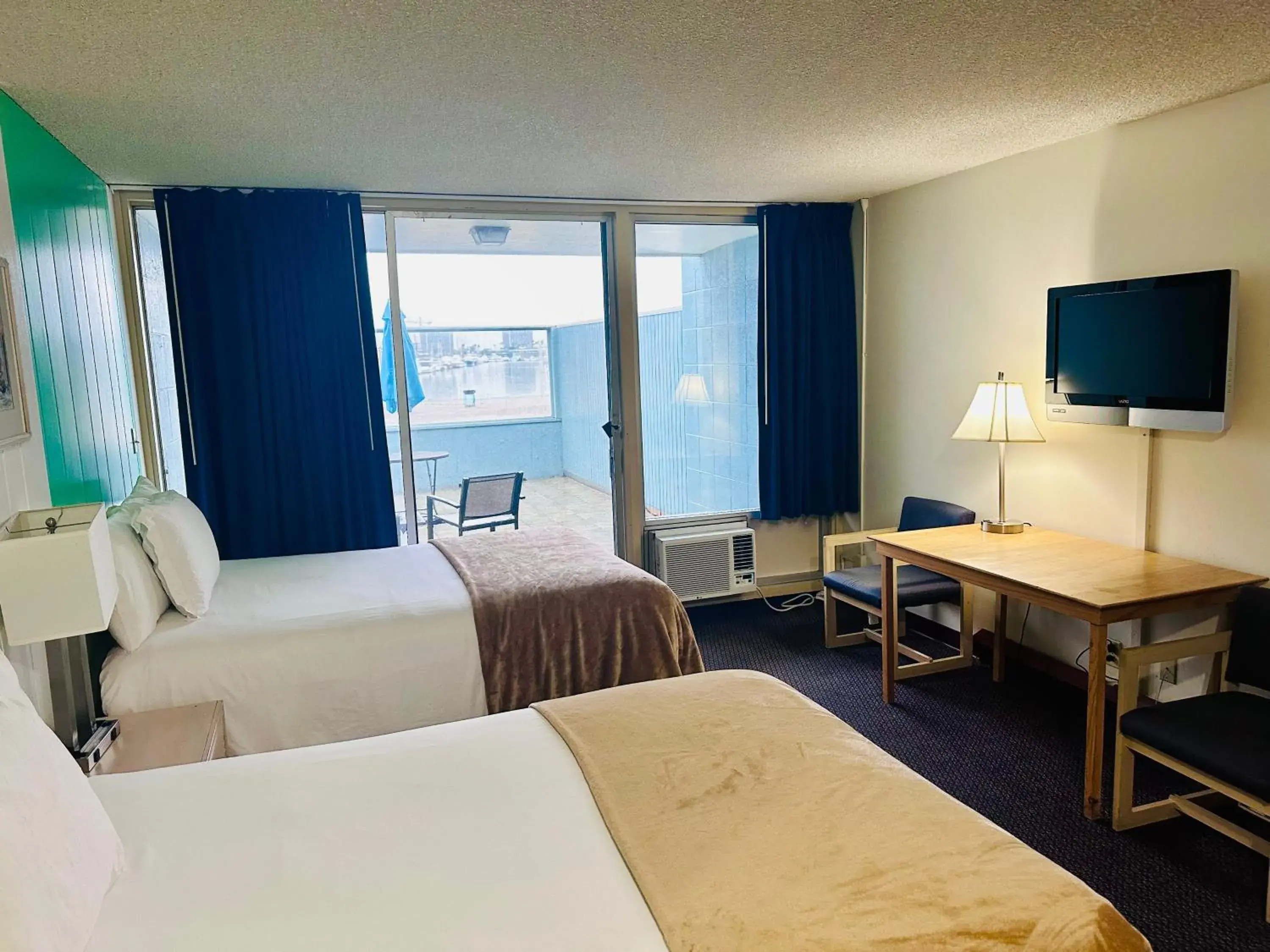 Bed in Foghorn Harbor Inn Bed in Foghorn Harbor Inn