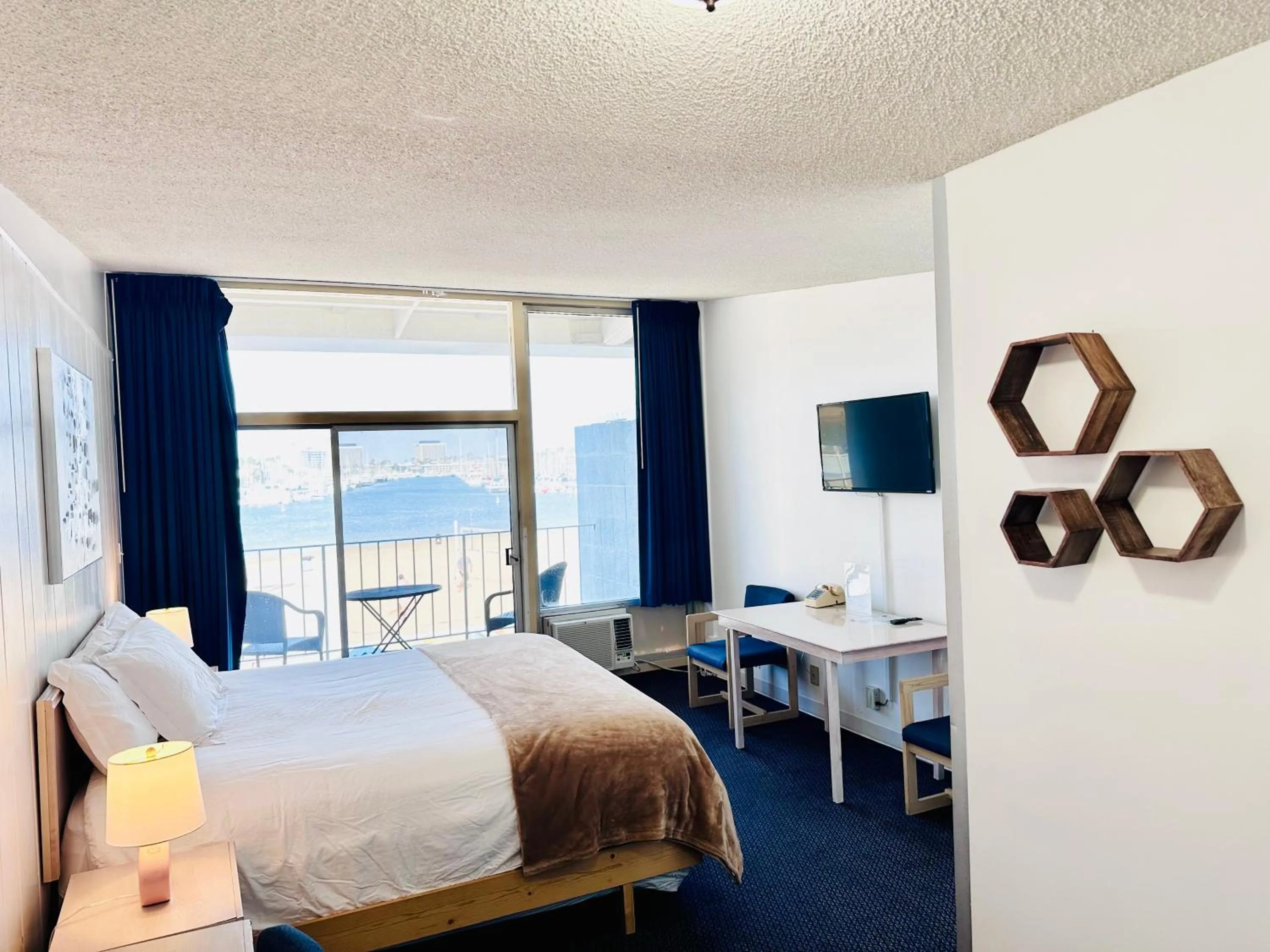 Bed in Foghorn Harbor Inn