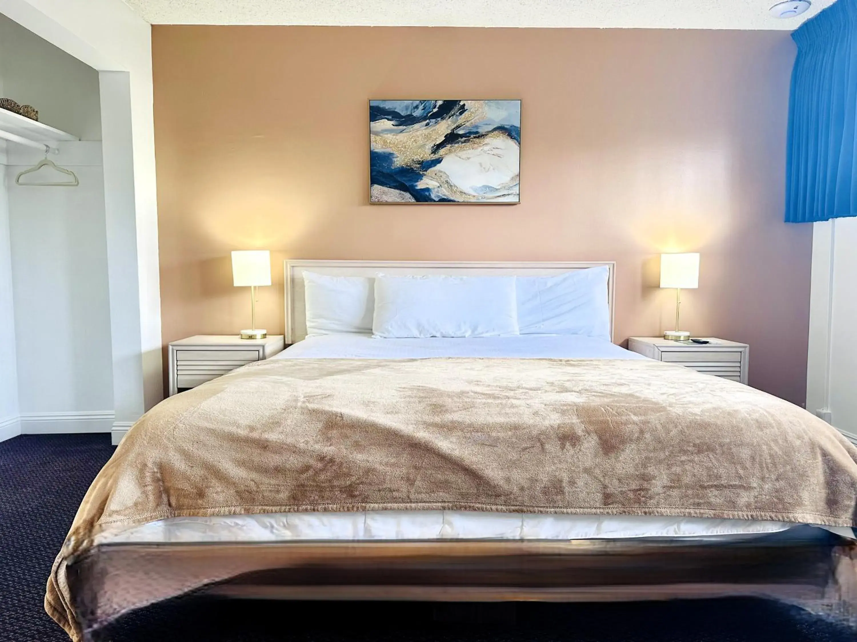 Bed in Foghorn Harbor Inn Bed in Foghorn Harbor Inn