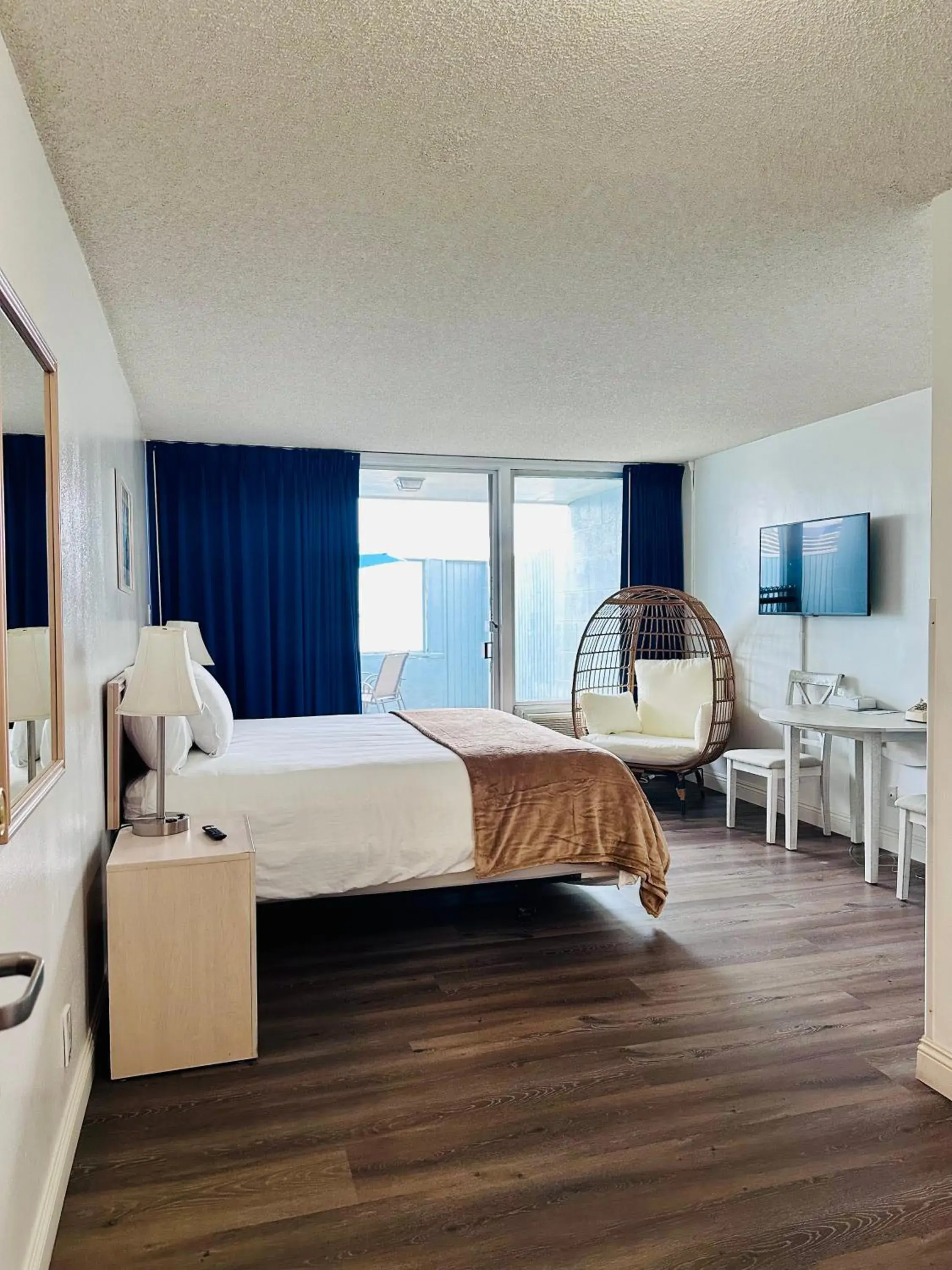 Bed in Foghorn Harbor Inn Bed in Foghorn Harbor Inn