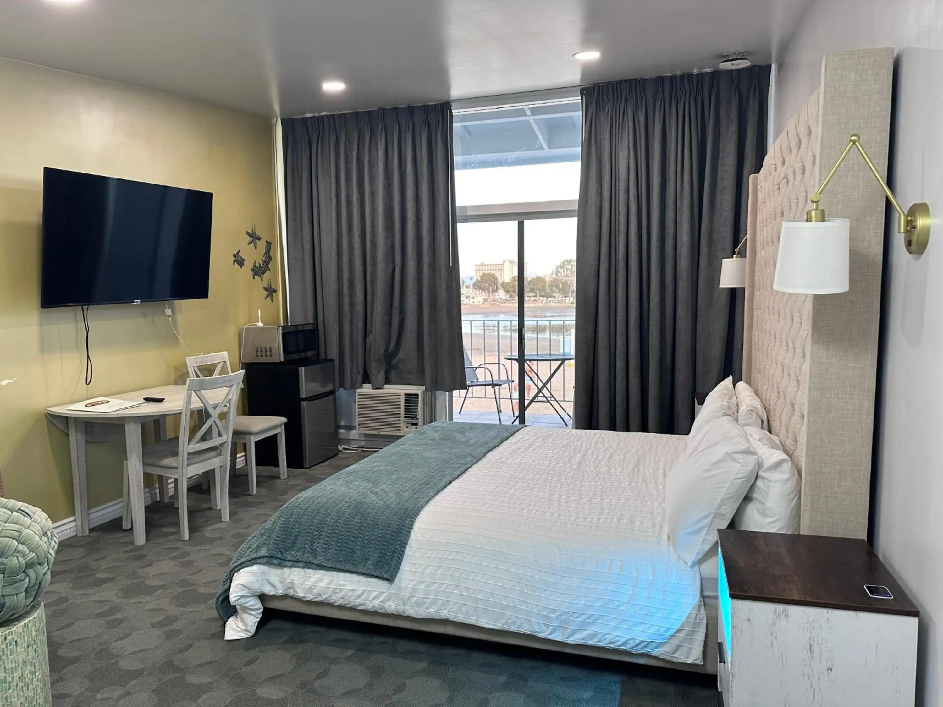 Bed in Foghorn Harbor Inn Bed in Foghorn Harbor Inn