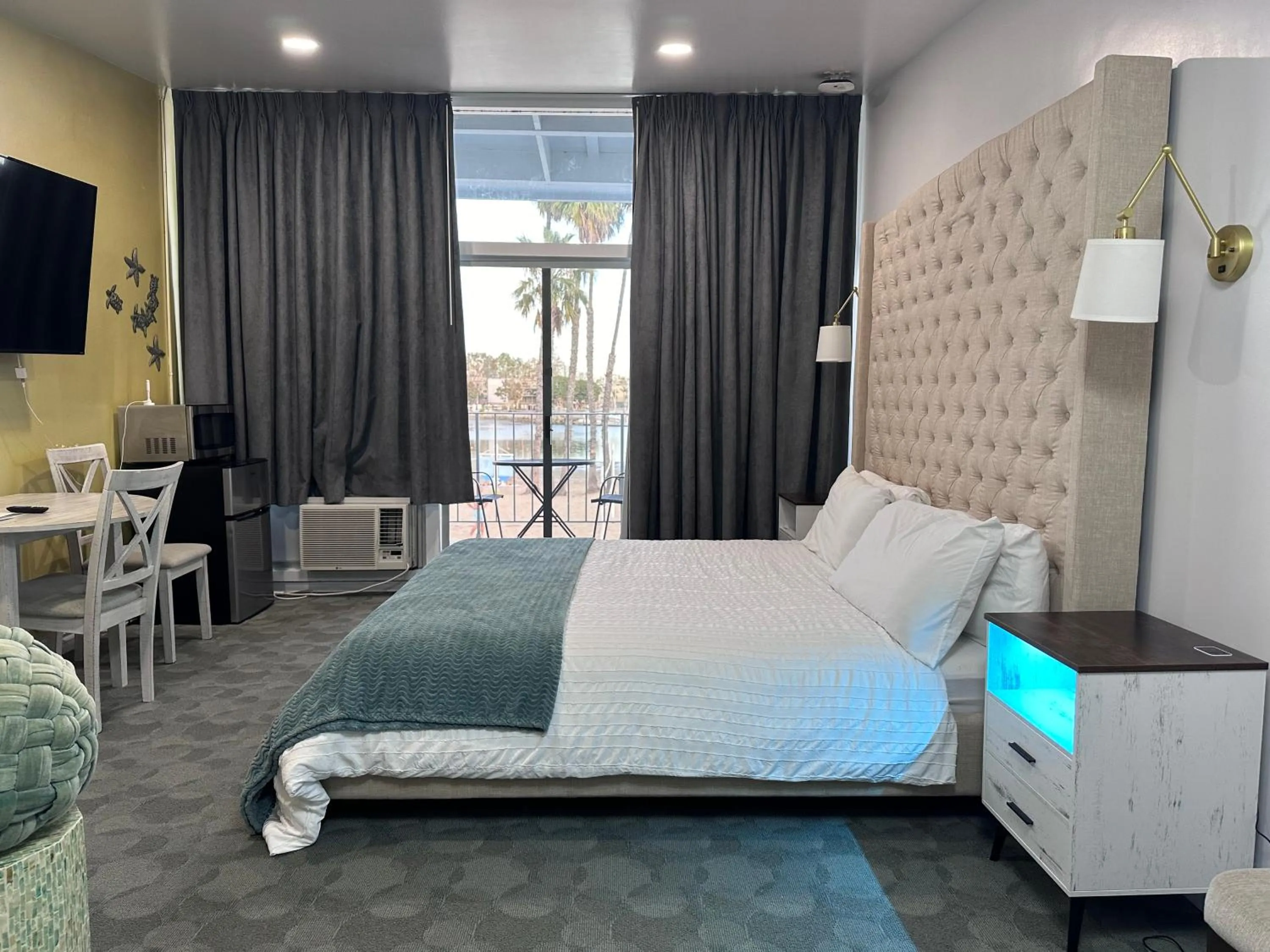 Bed in Foghorn Harbor Inn