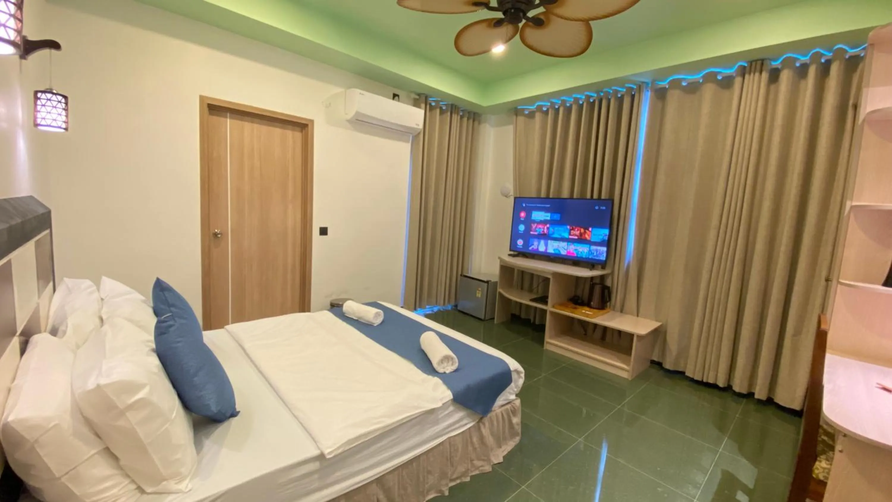 Photo of the whole room, Bed in Alimas Holiday Retreat Maldives