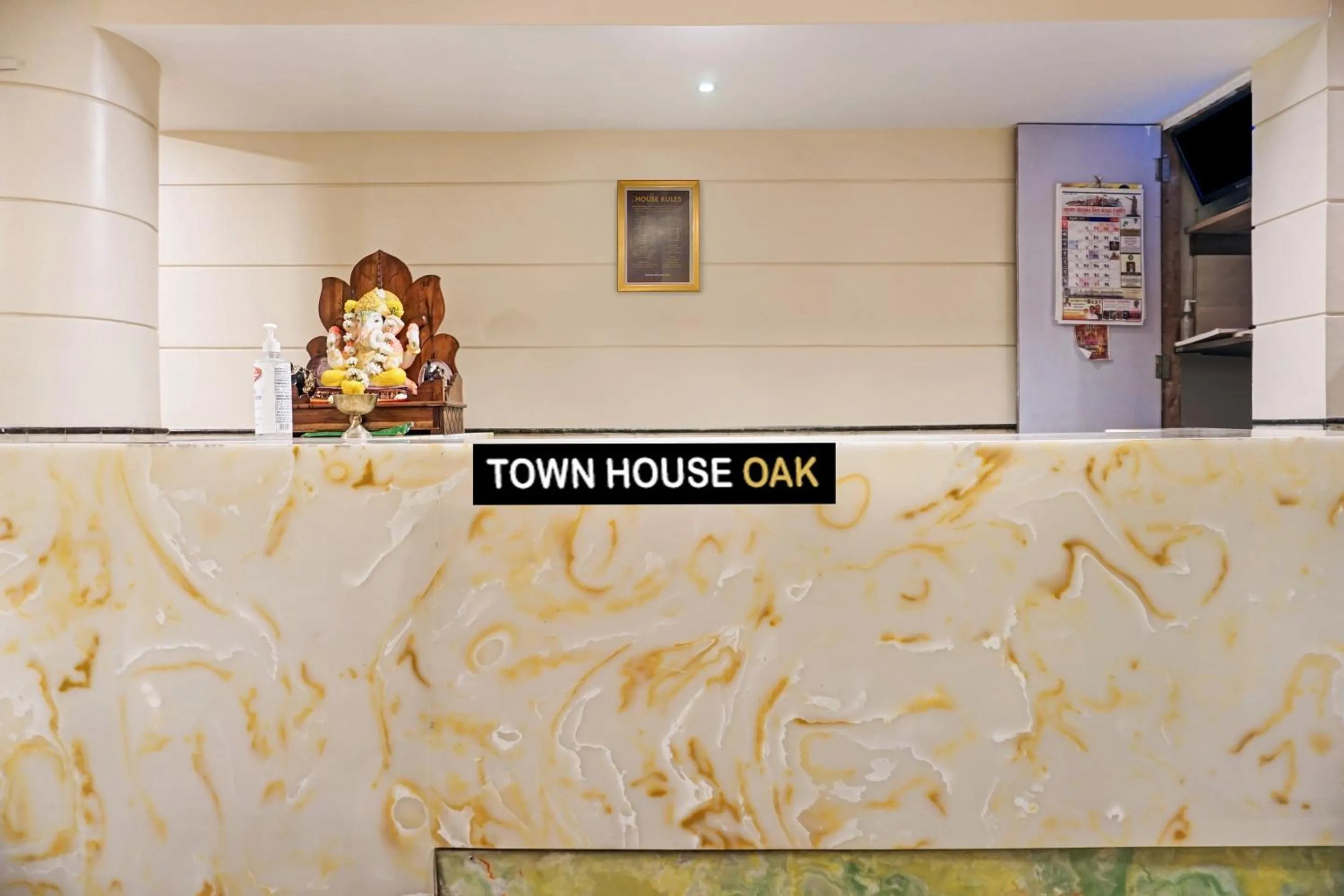 Lobby or reception in Super Townhouse OAK Gharonda Residency Near Sant Tukaram Nagar Metro Station