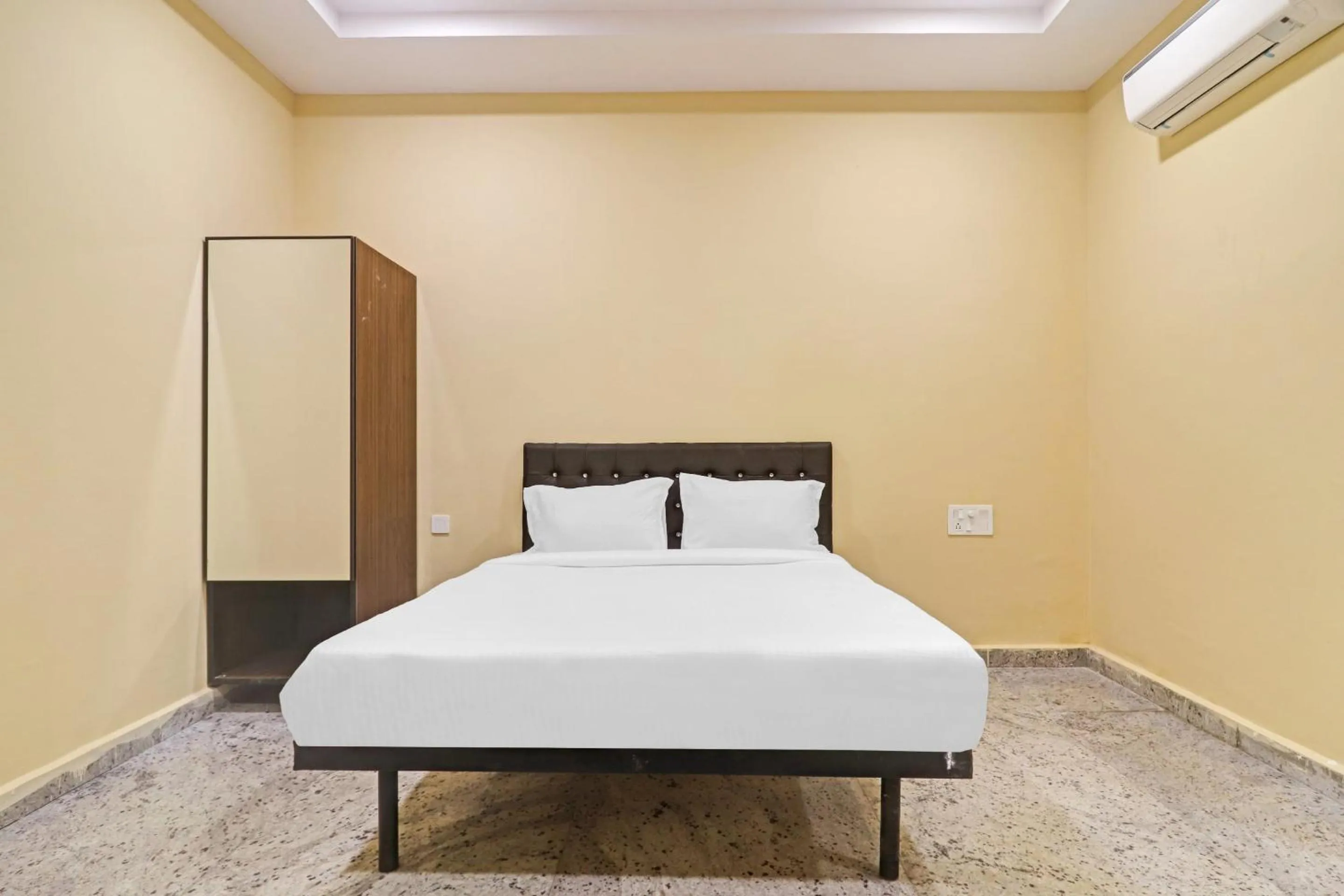 Bedroom, Bed in Capital O Sai Balaji Near Golconda Fort