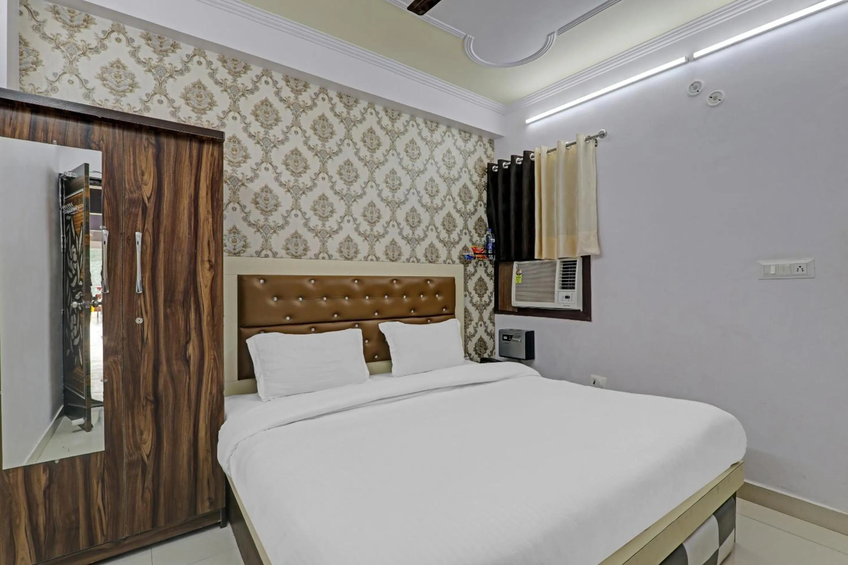 Bedroom in OYO Flagship 86660 Hotel RK Grand