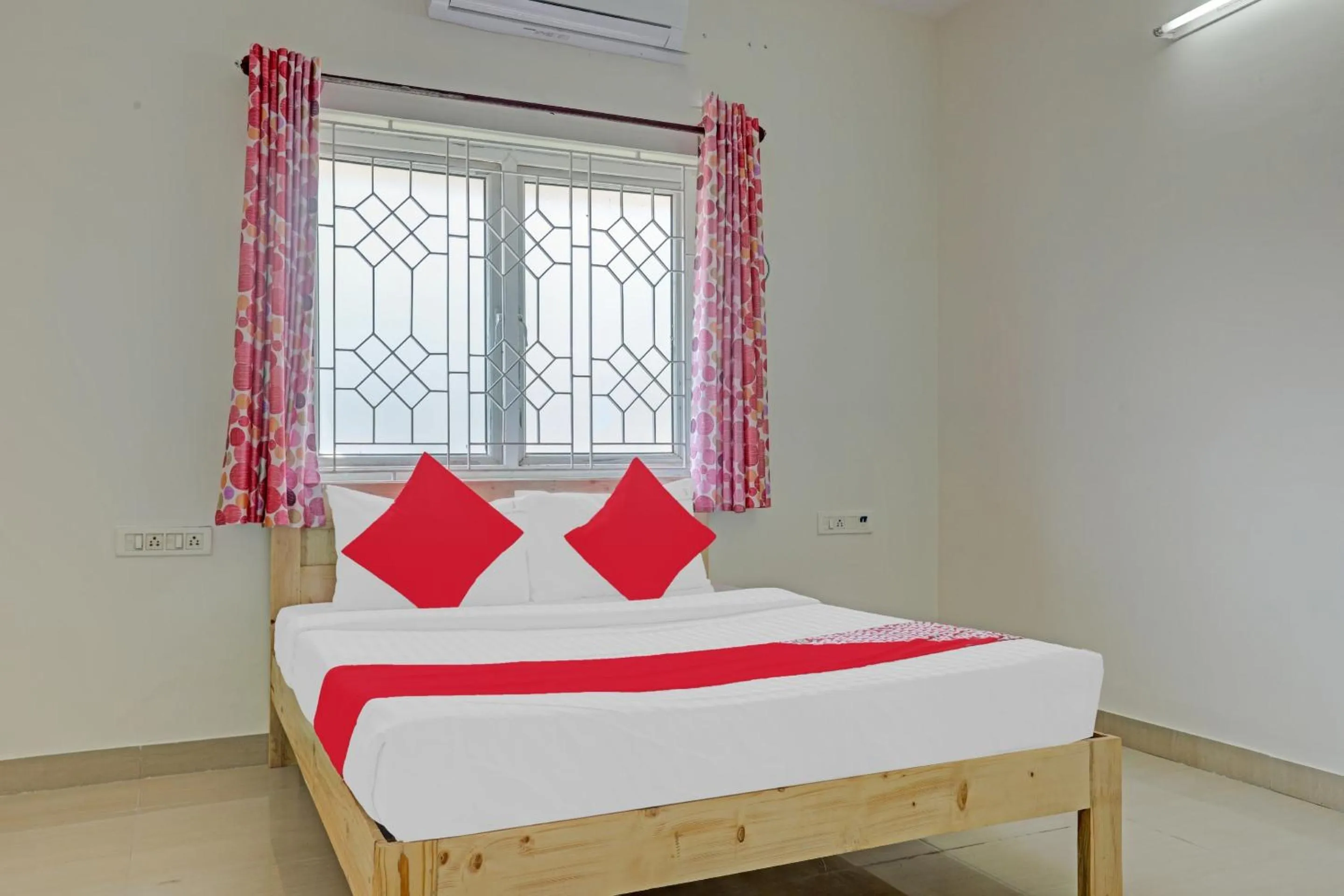 Bedroom, Bed in Hotel O Tiara Grand