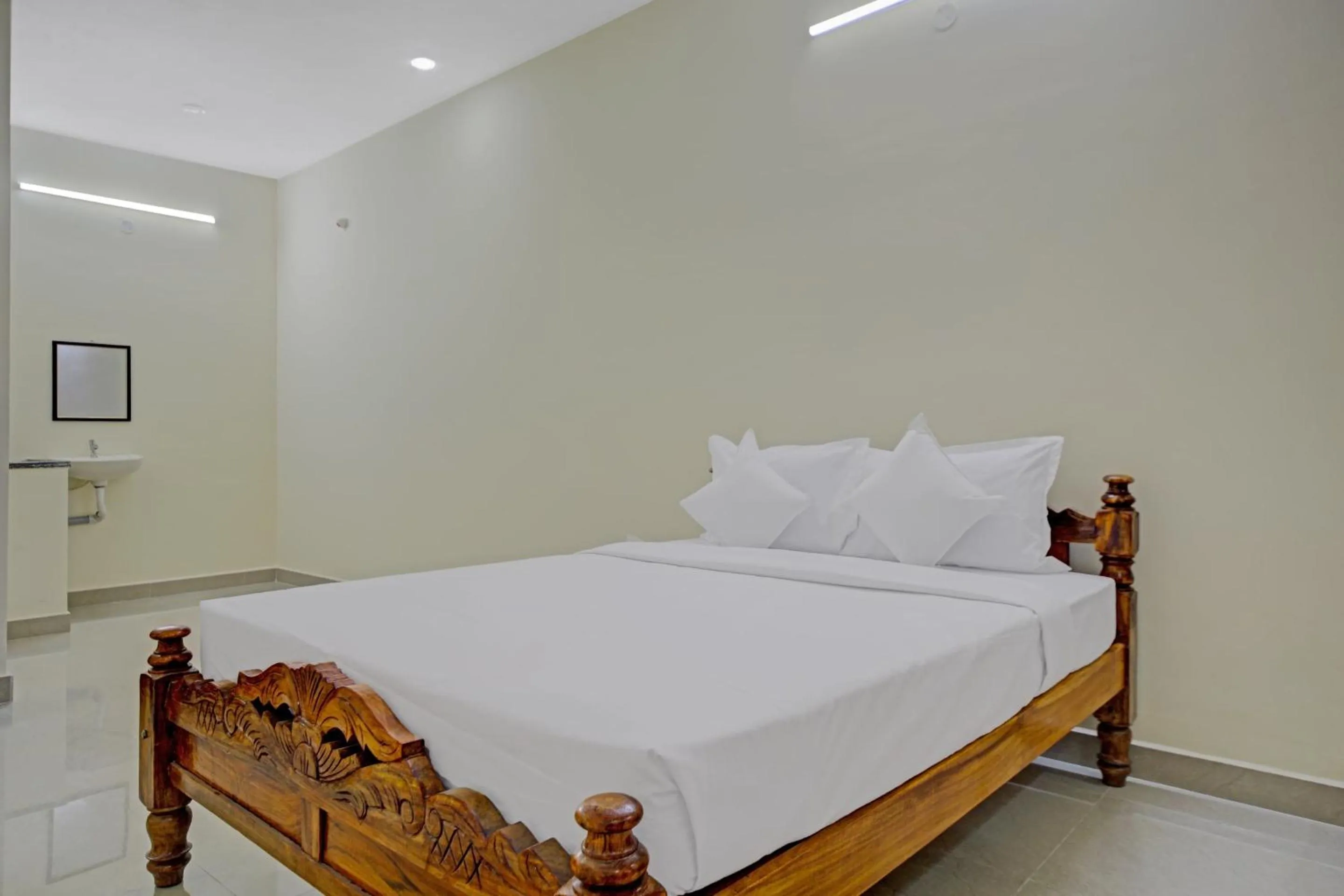 Bedroom, Bed in Hotel O Vsv Guest House