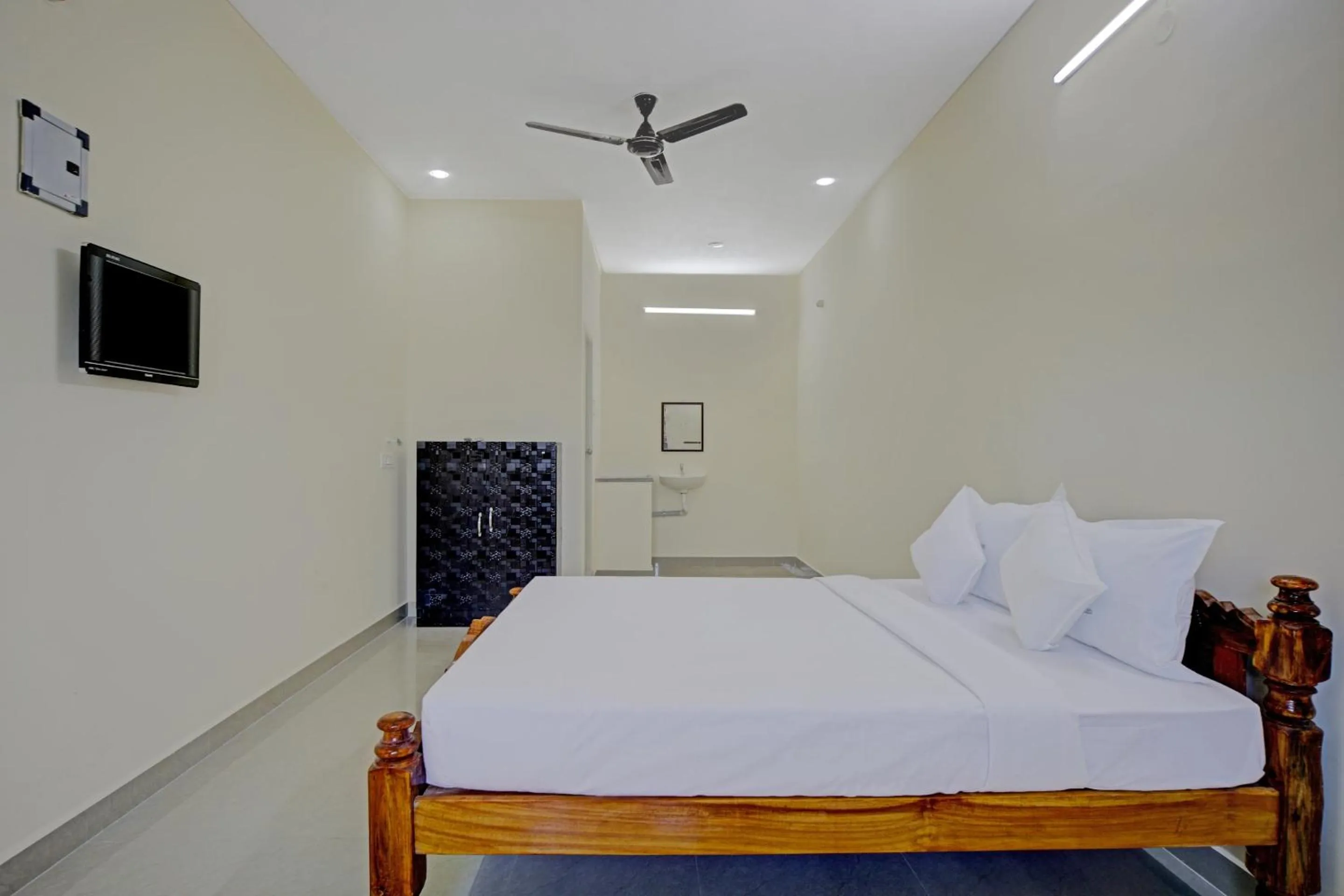 Bedroom, Bed in Hotel O Vsv Guest House