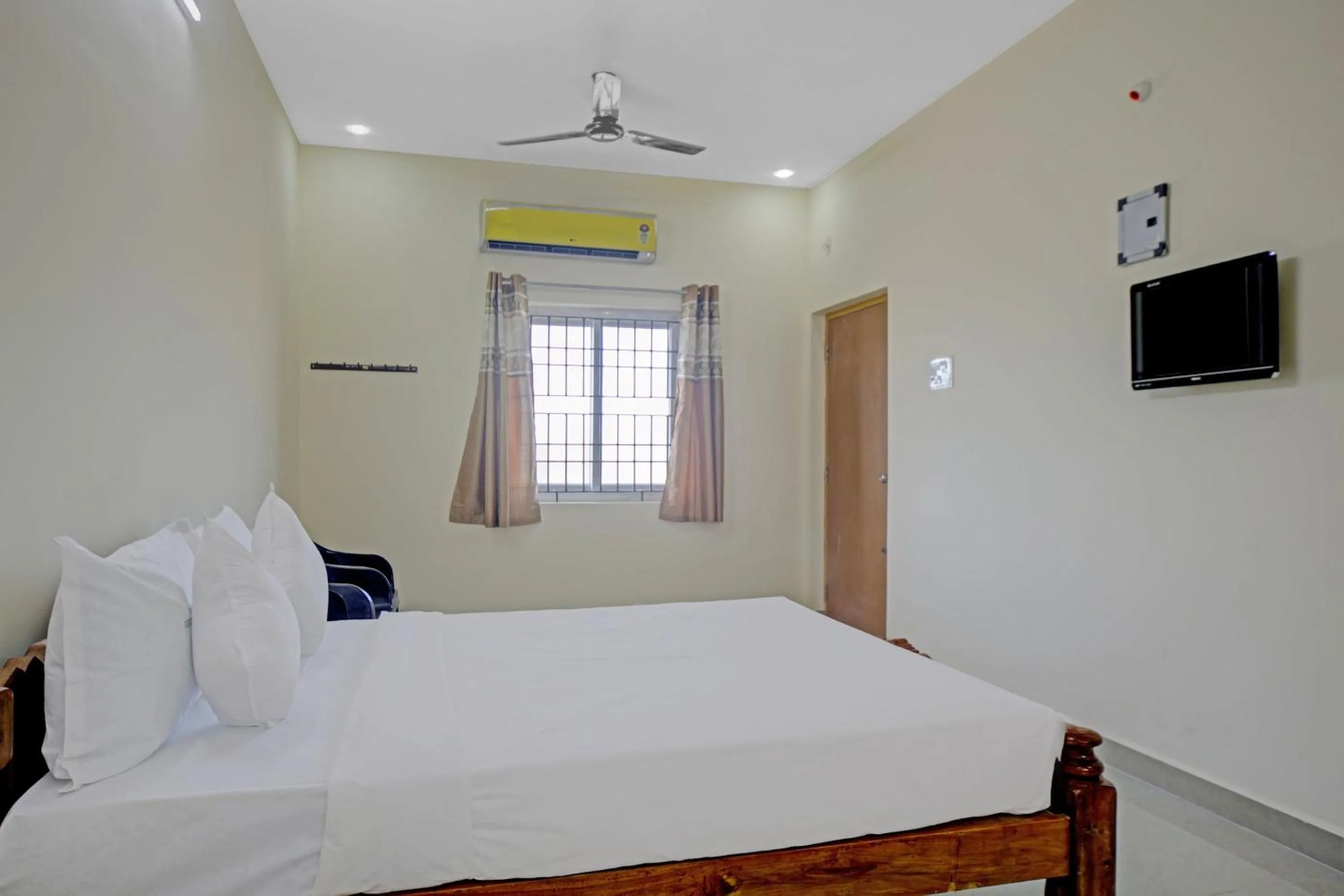 Bedroom, Bed in Hotel O Vsv Guest House