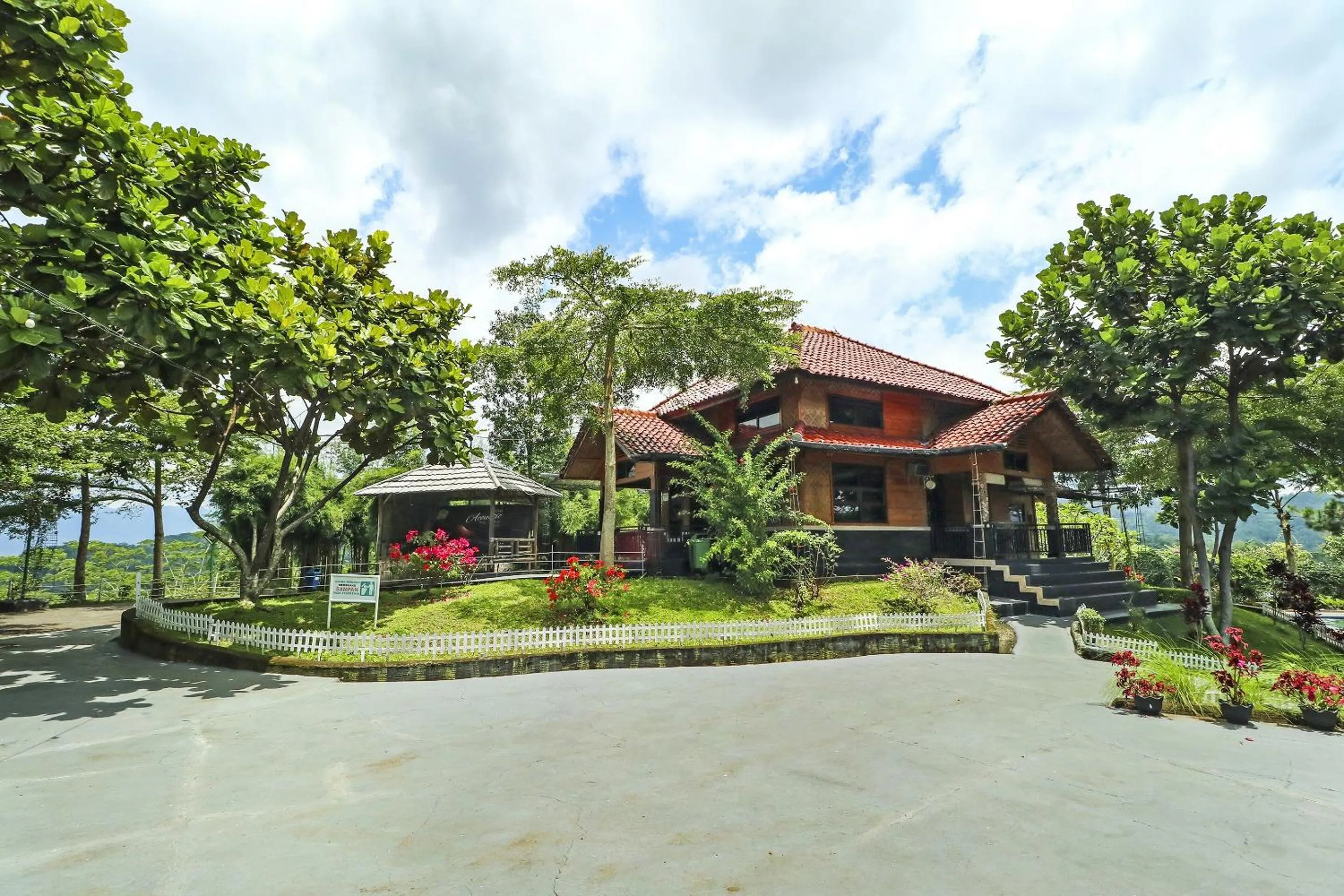 Facade/entrance in Hotel O Desa Wisata Guranteng