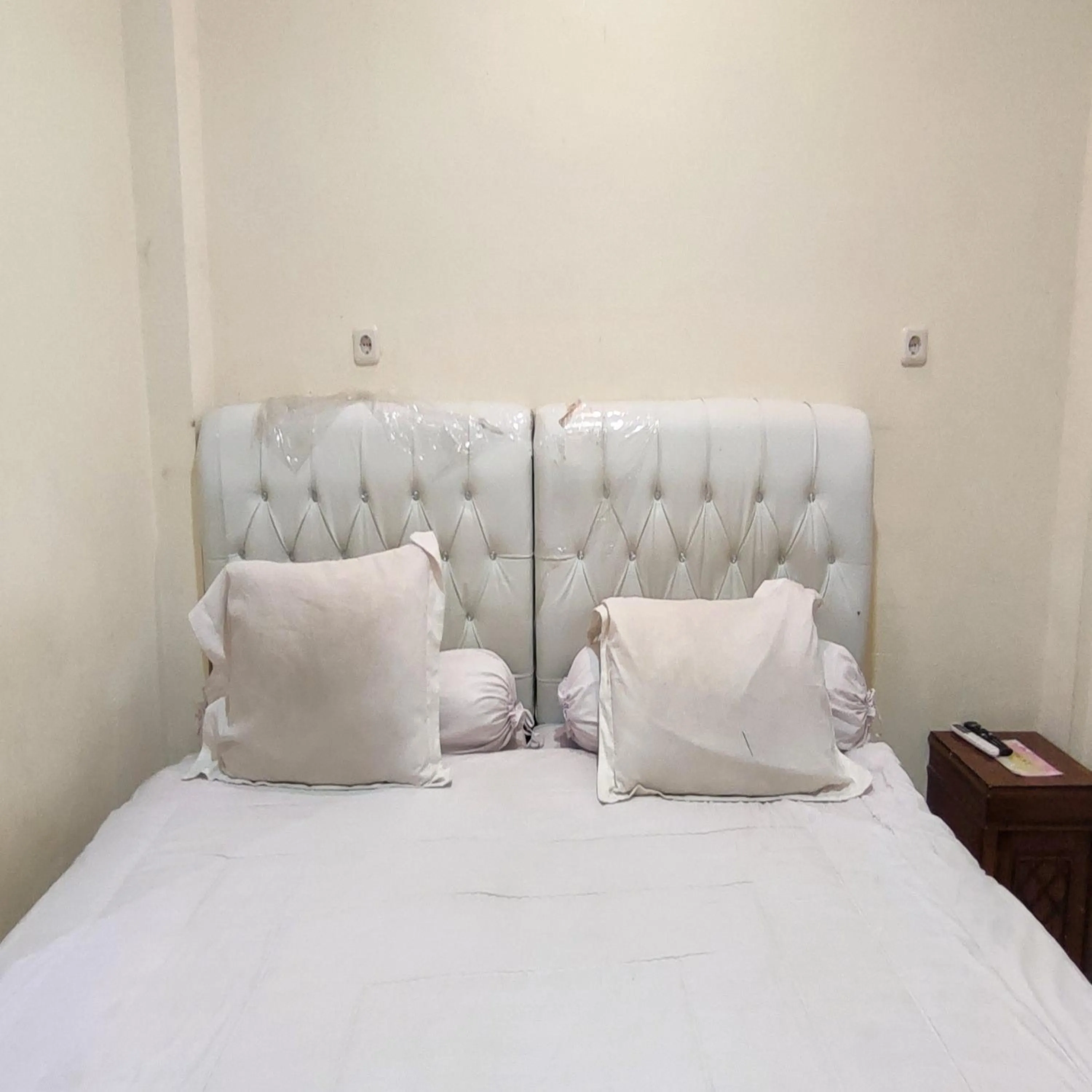 Bedroom, Bed in RedDoorz Syariah at Khalifi Guest House Padang
