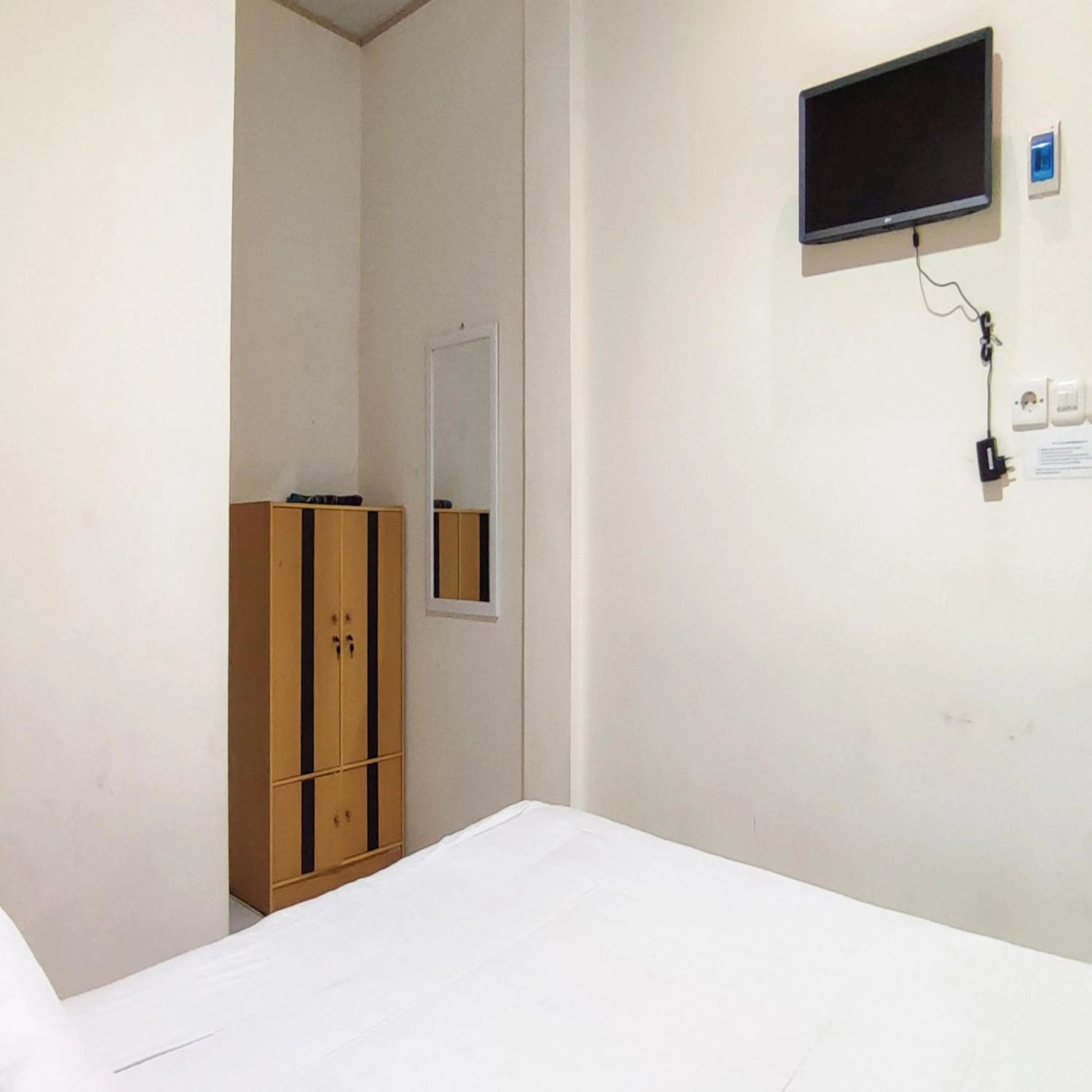 Bedroom, Bed in RedDoorz Syariah at Khalifi Guest House Padang