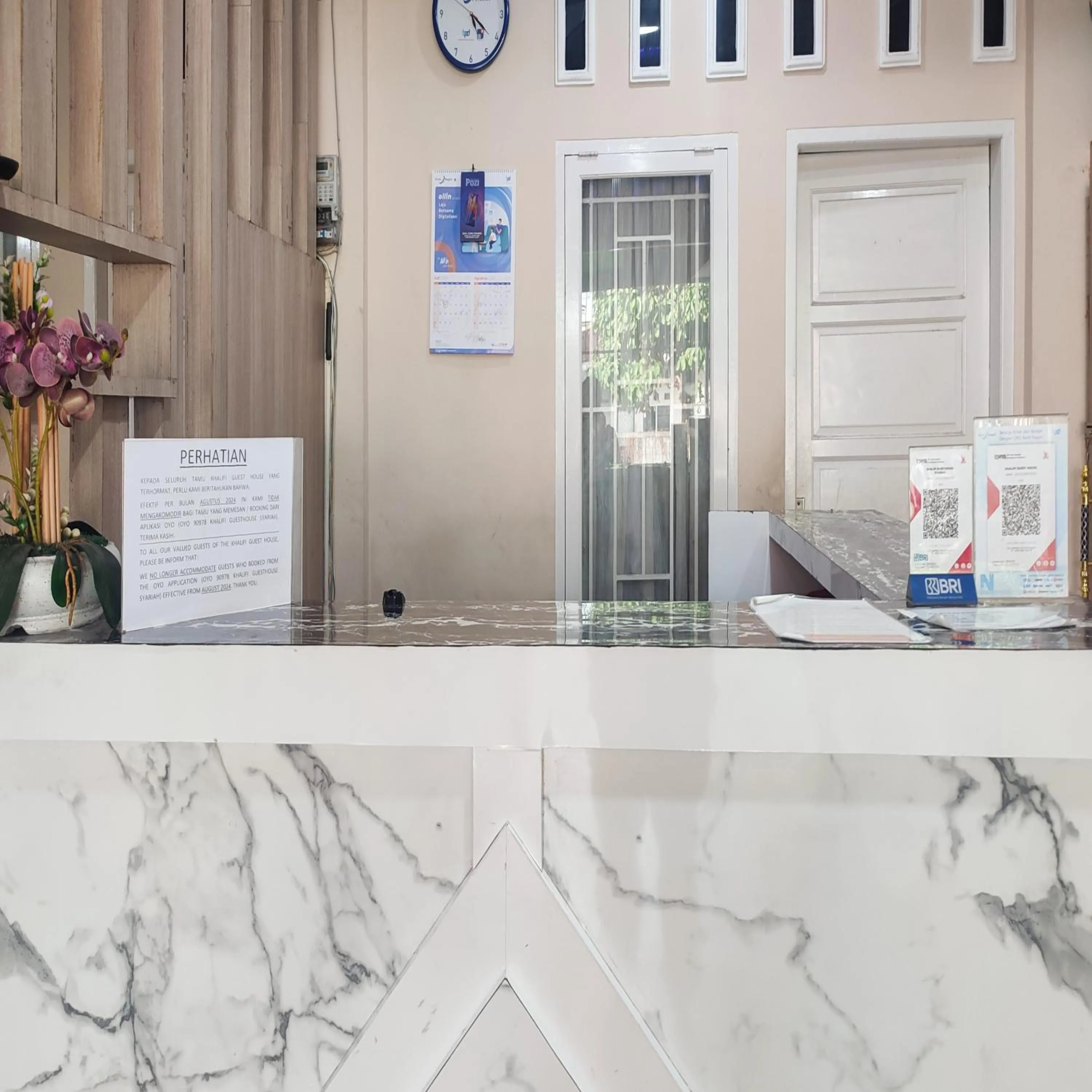 Lobby or reception in RedDoorz Syariah at Khalifi Guest House Padang