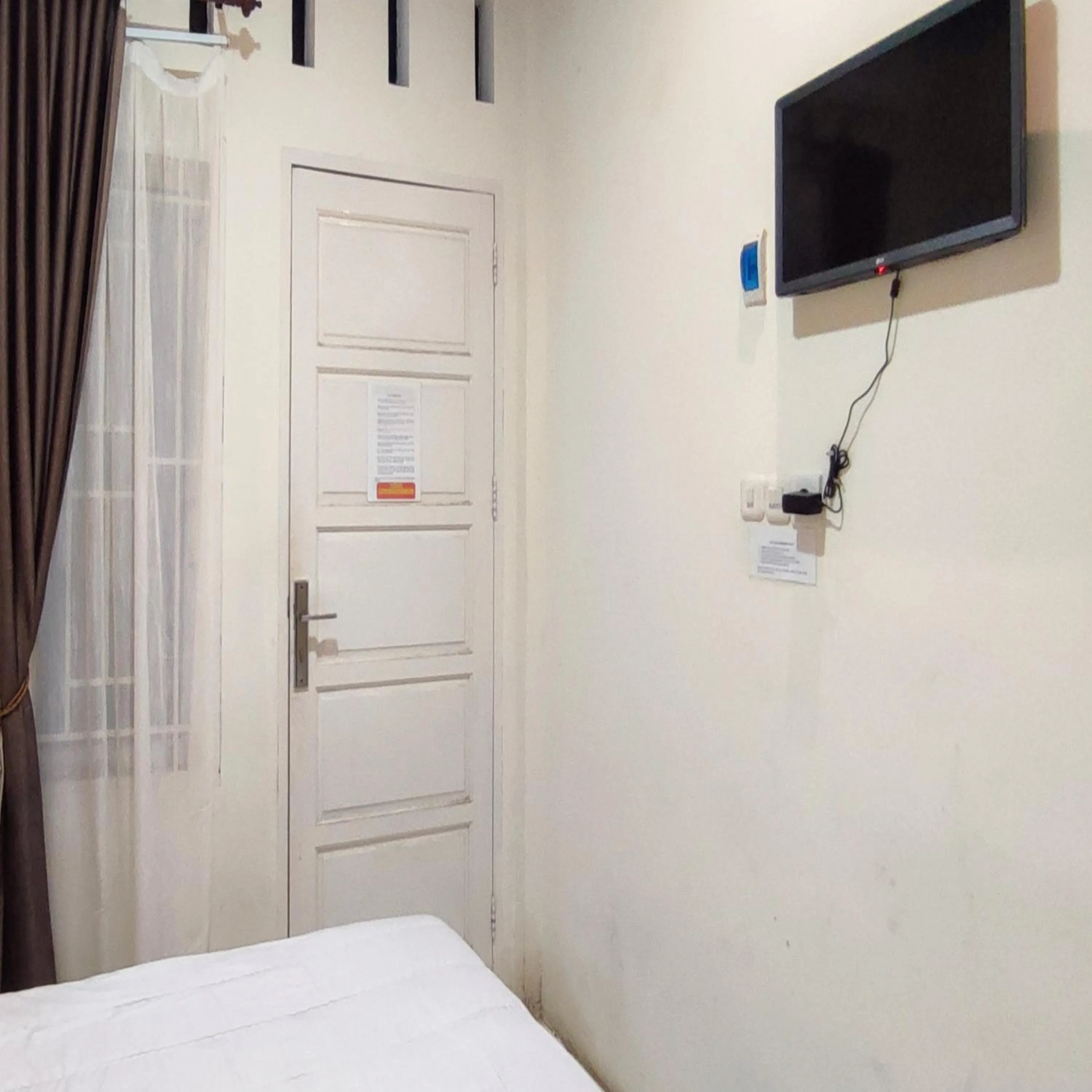 Bedroom, Bed in RedDoorz Syariah at Khalifi Guest House Padang