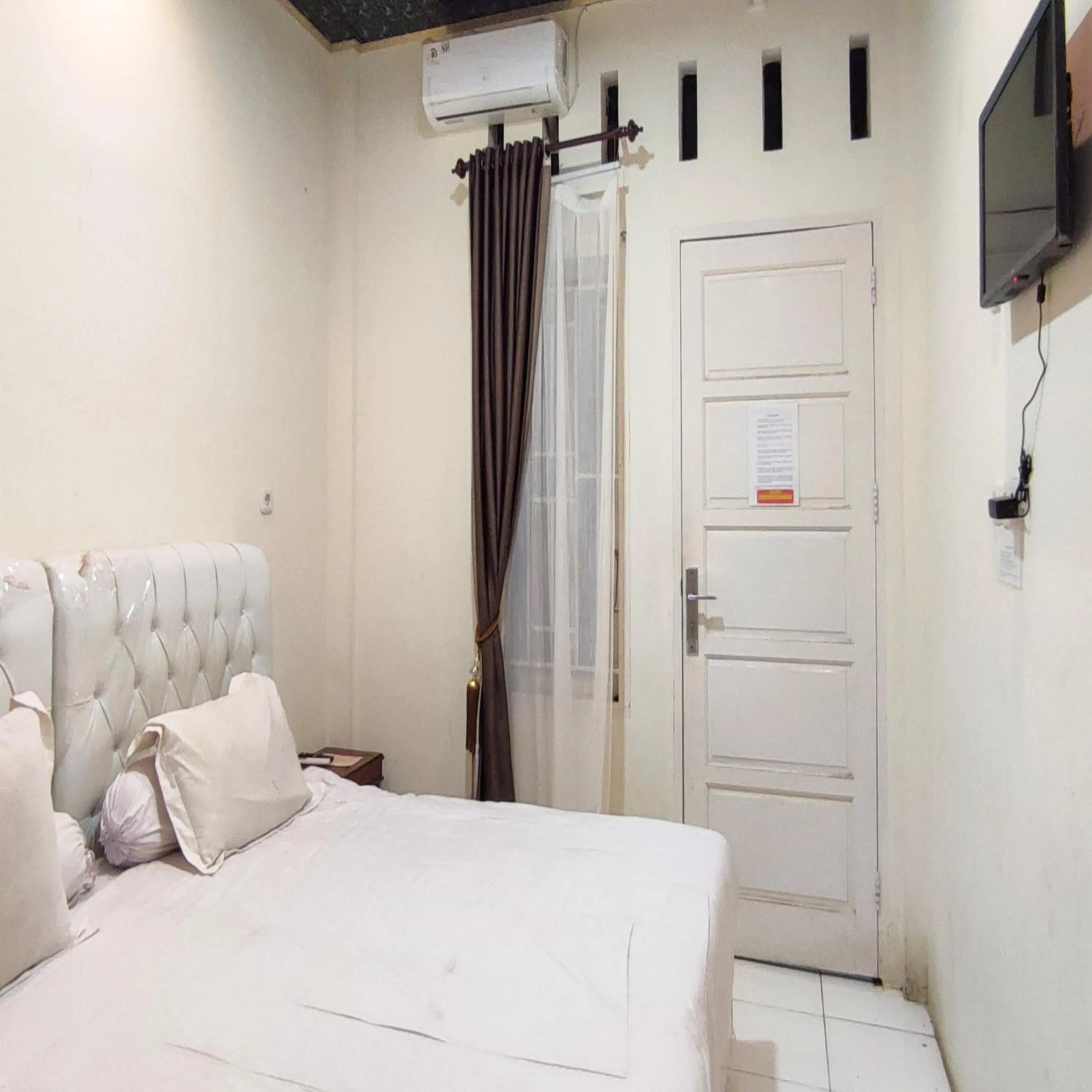 Bedroom, Bed in RedDoorz Syariah at Khalifi Guest House Padang