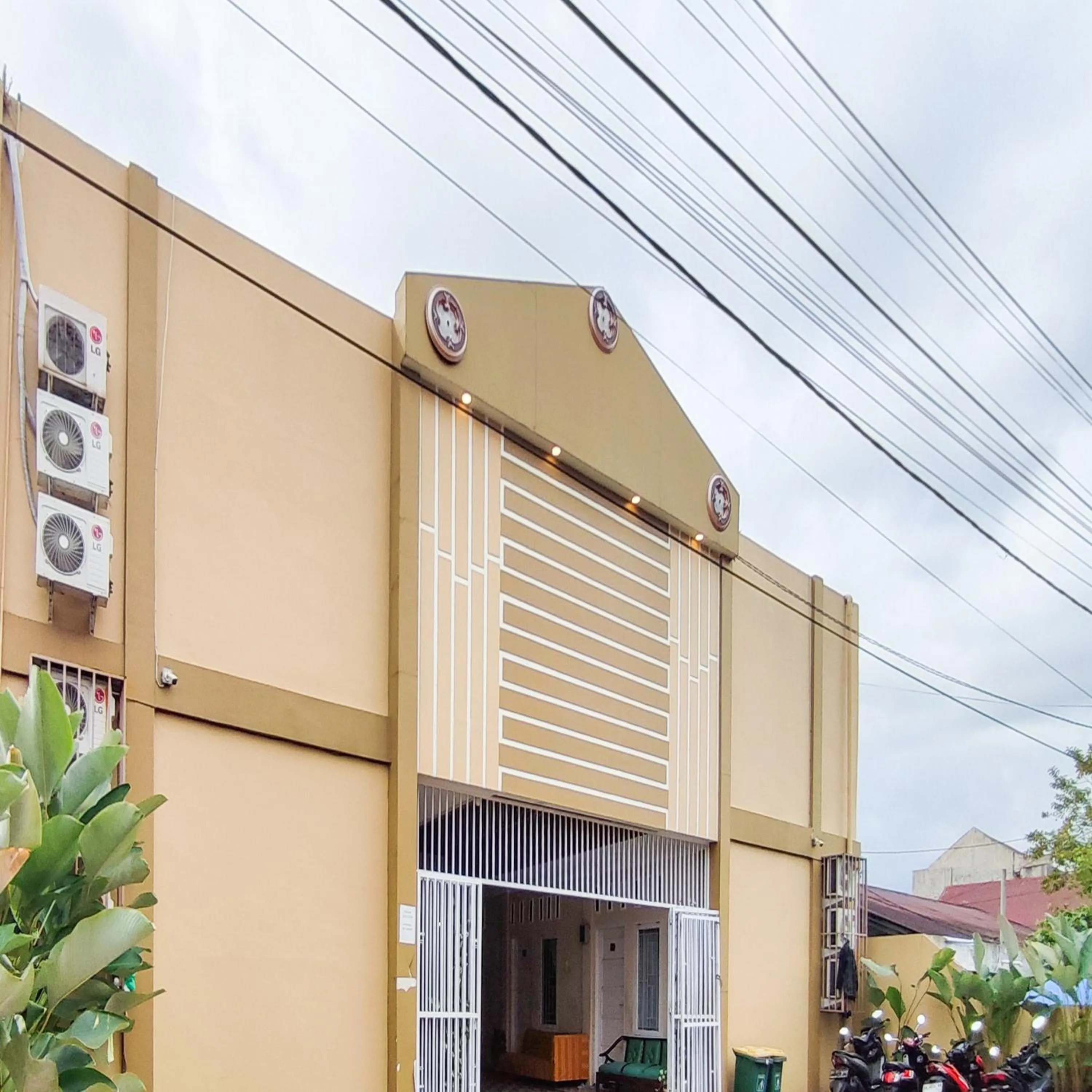 Facade/entrance in RedDoorz Syariah at Khalifi Guest House Padang
