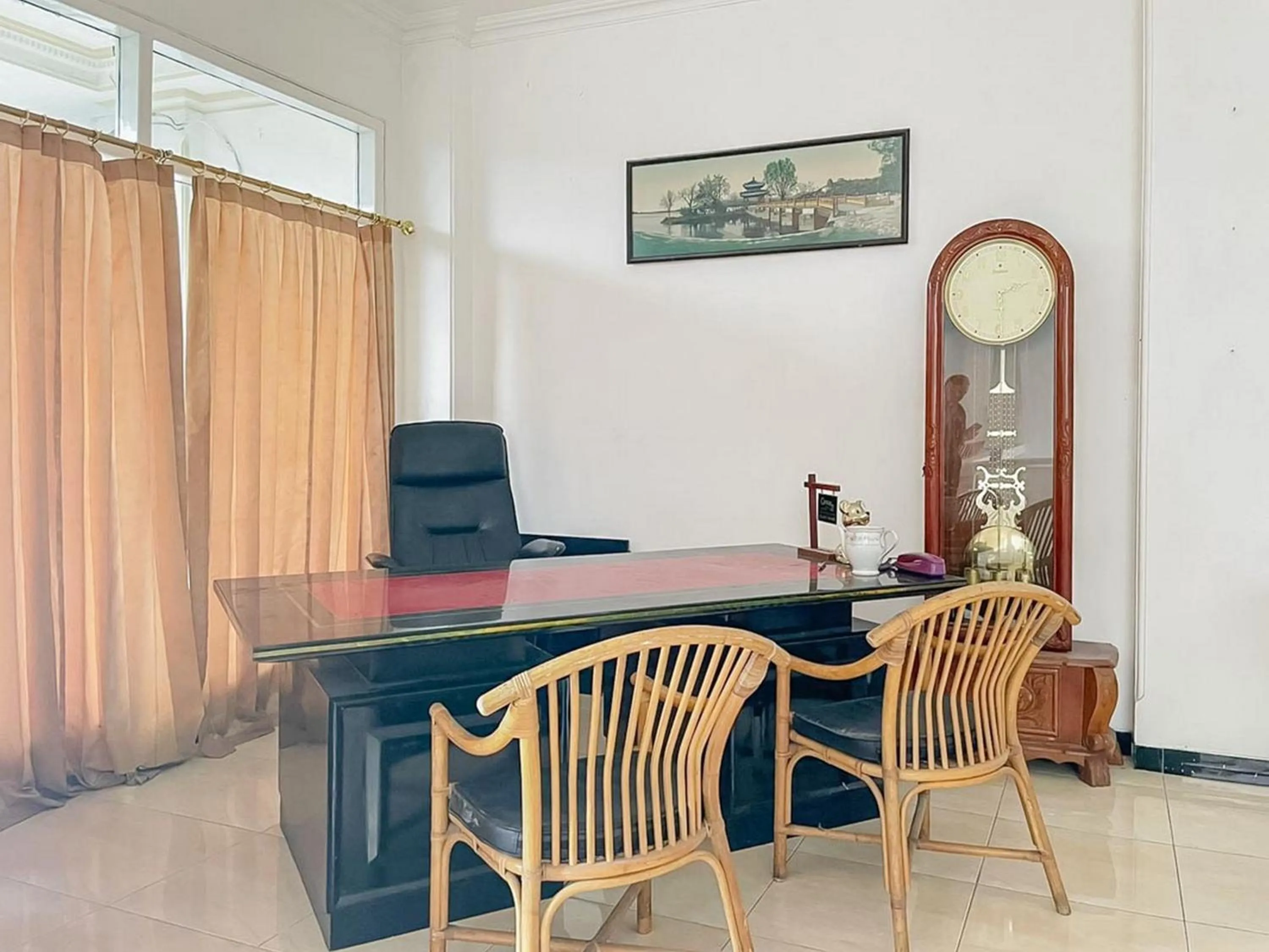 Lobby or reception in RedDoorz at LeDug Tretes