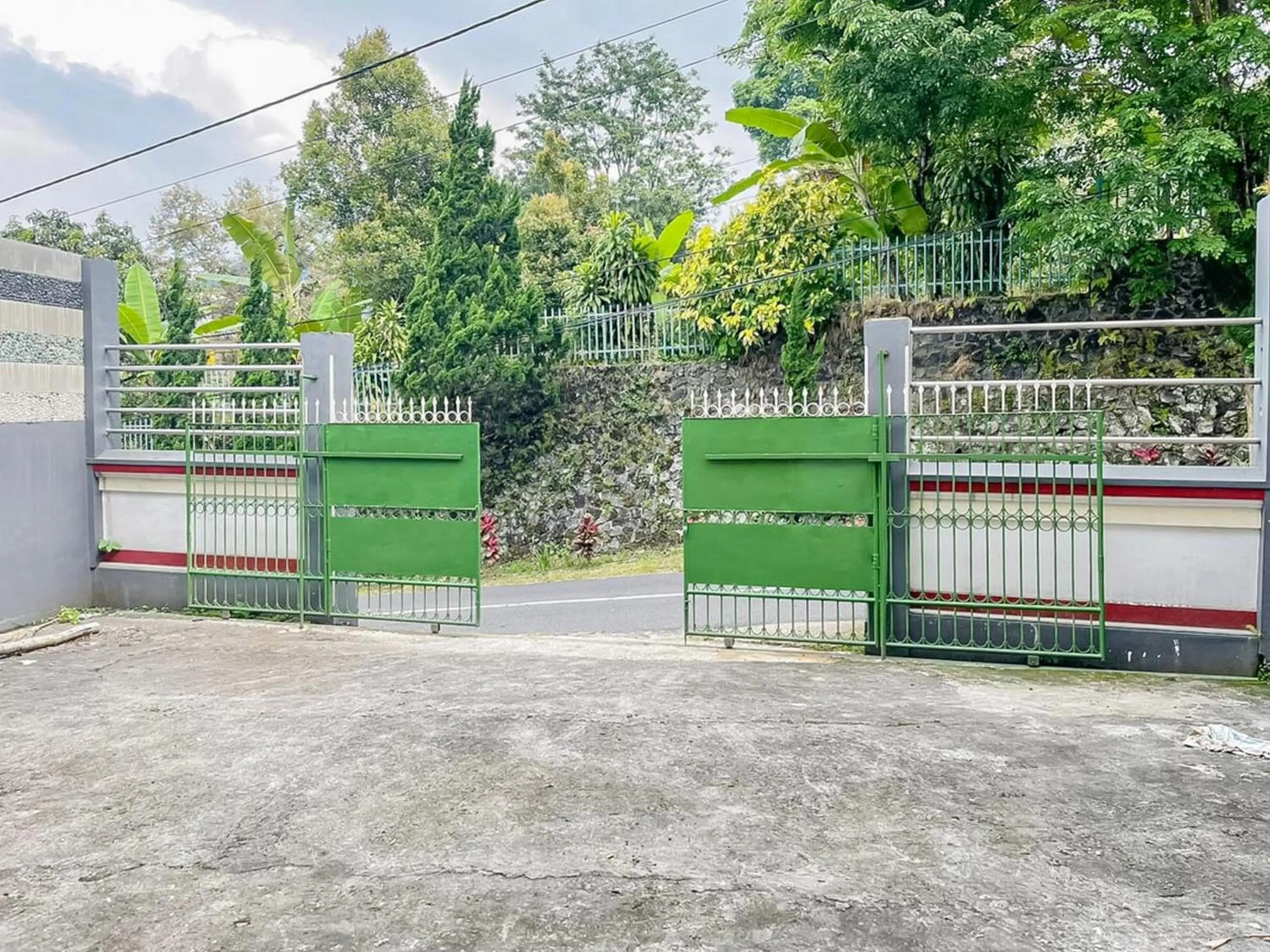 Facade/entrance in RedDoorz at LeDug Tretes