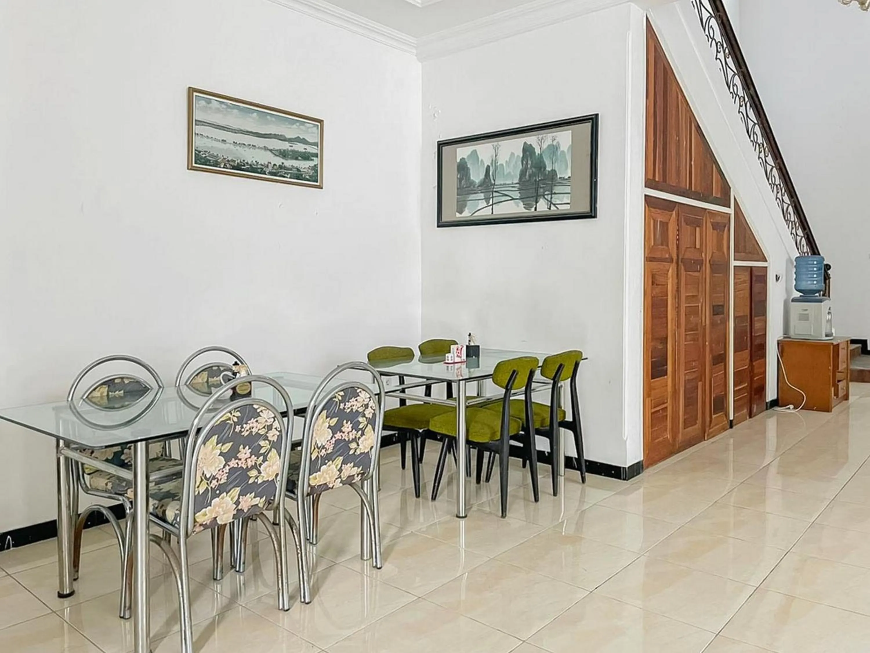 Seating area in RedDoorz at LeDug Tretes