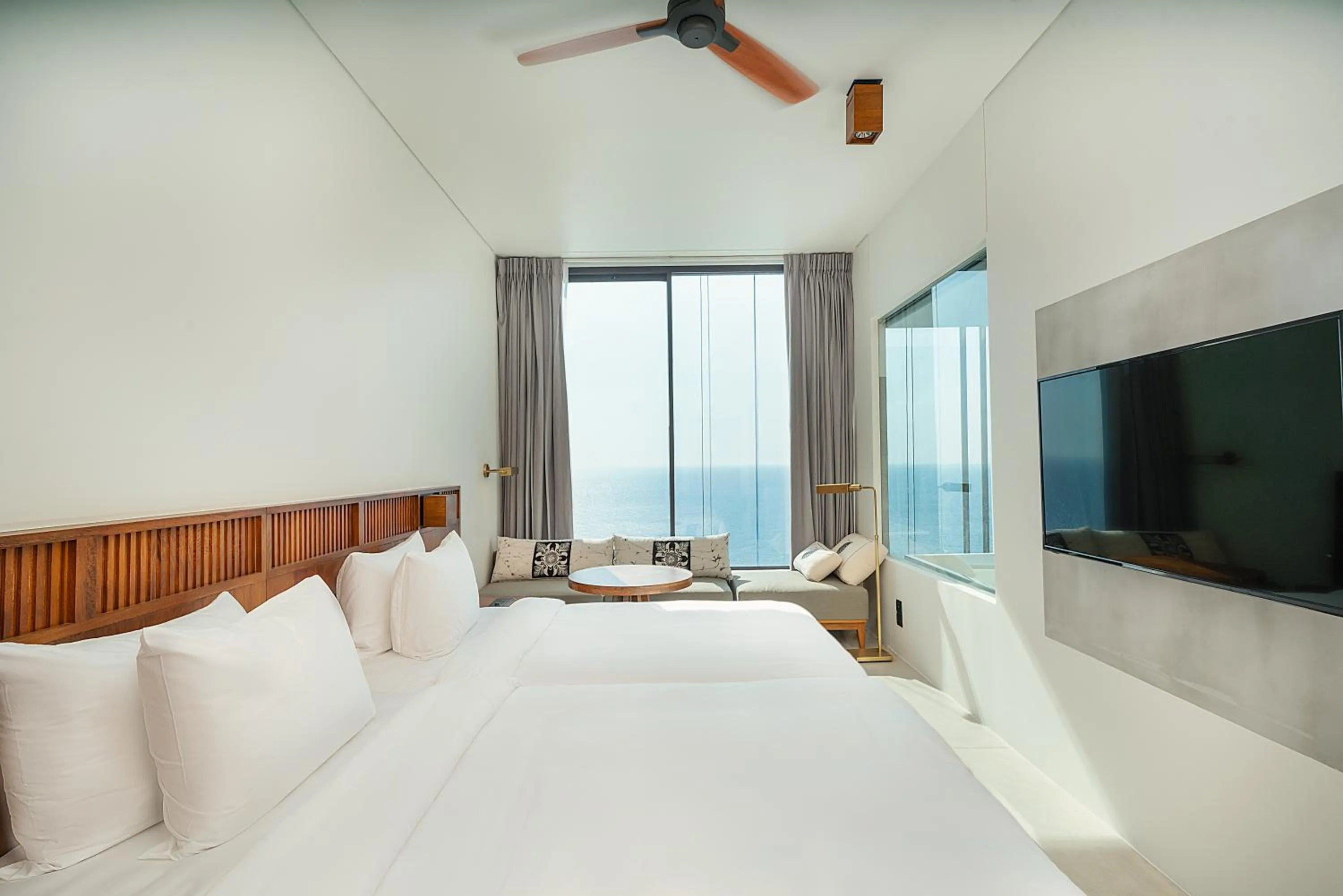 Communal lounge/ TV room, Bed in Granbell Hotel Colombo