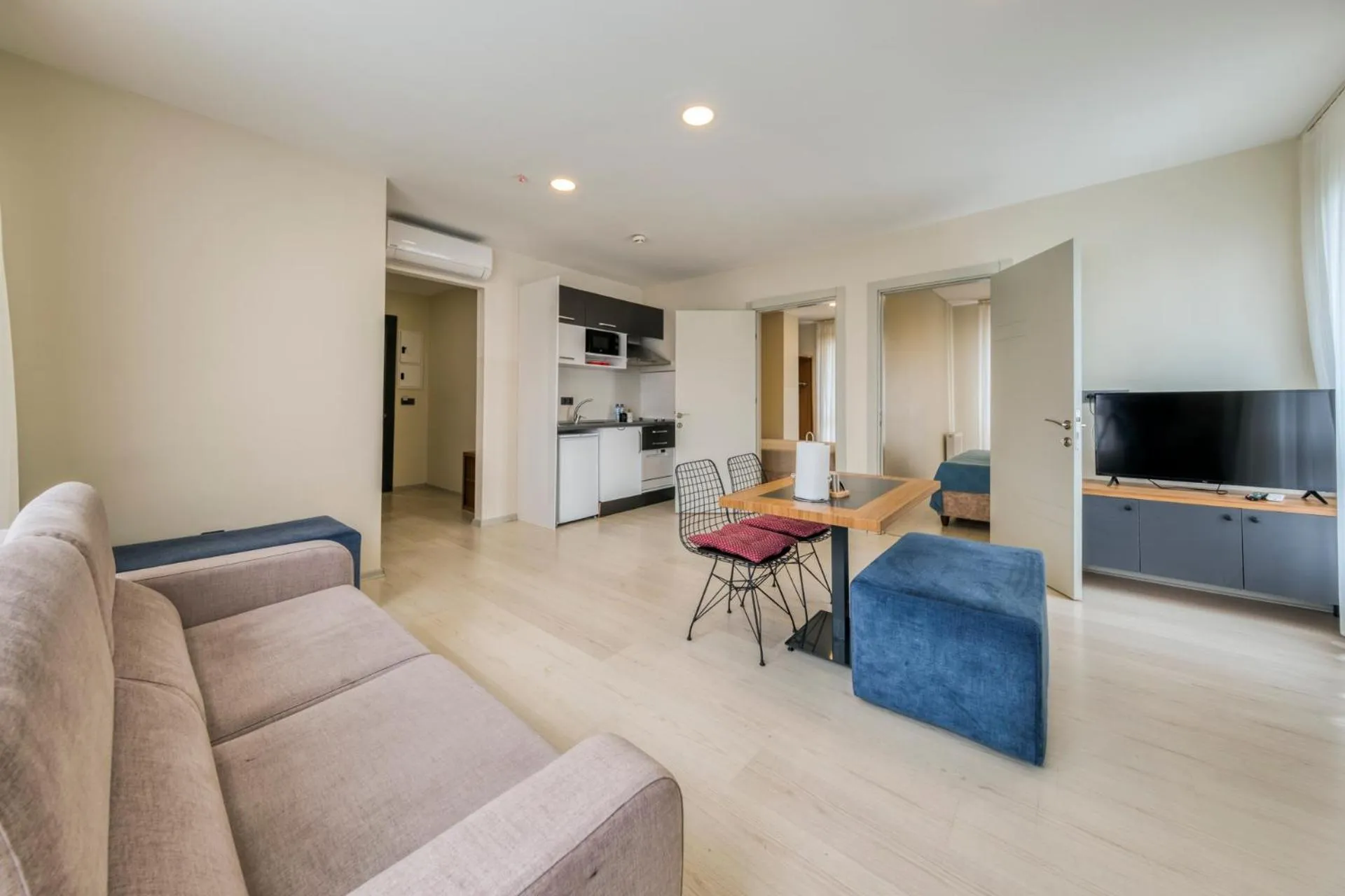 Communal lounge/ TV room in Zin D Sefin Aparts