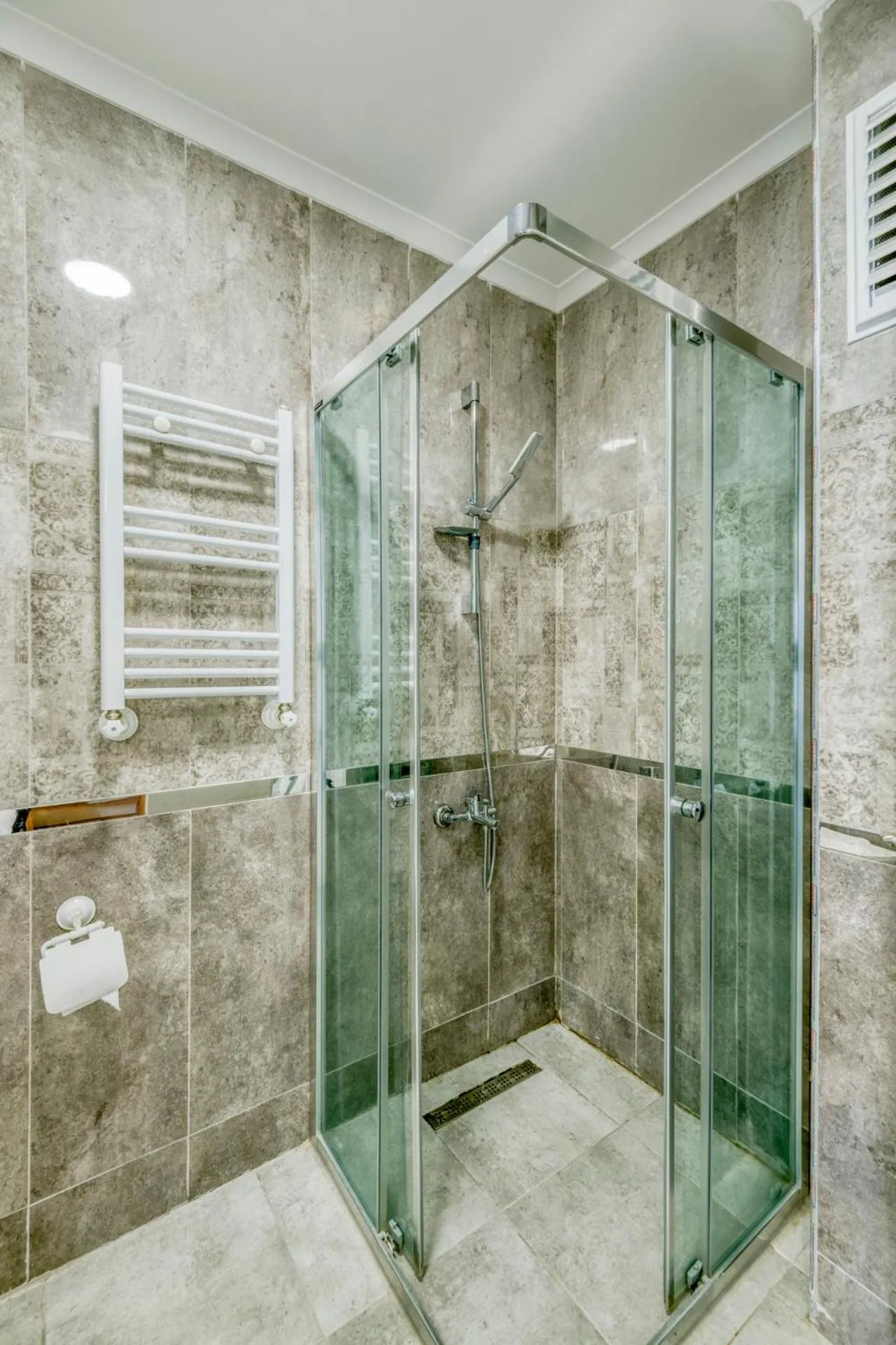 Shower in Zin D Sefin Aparts