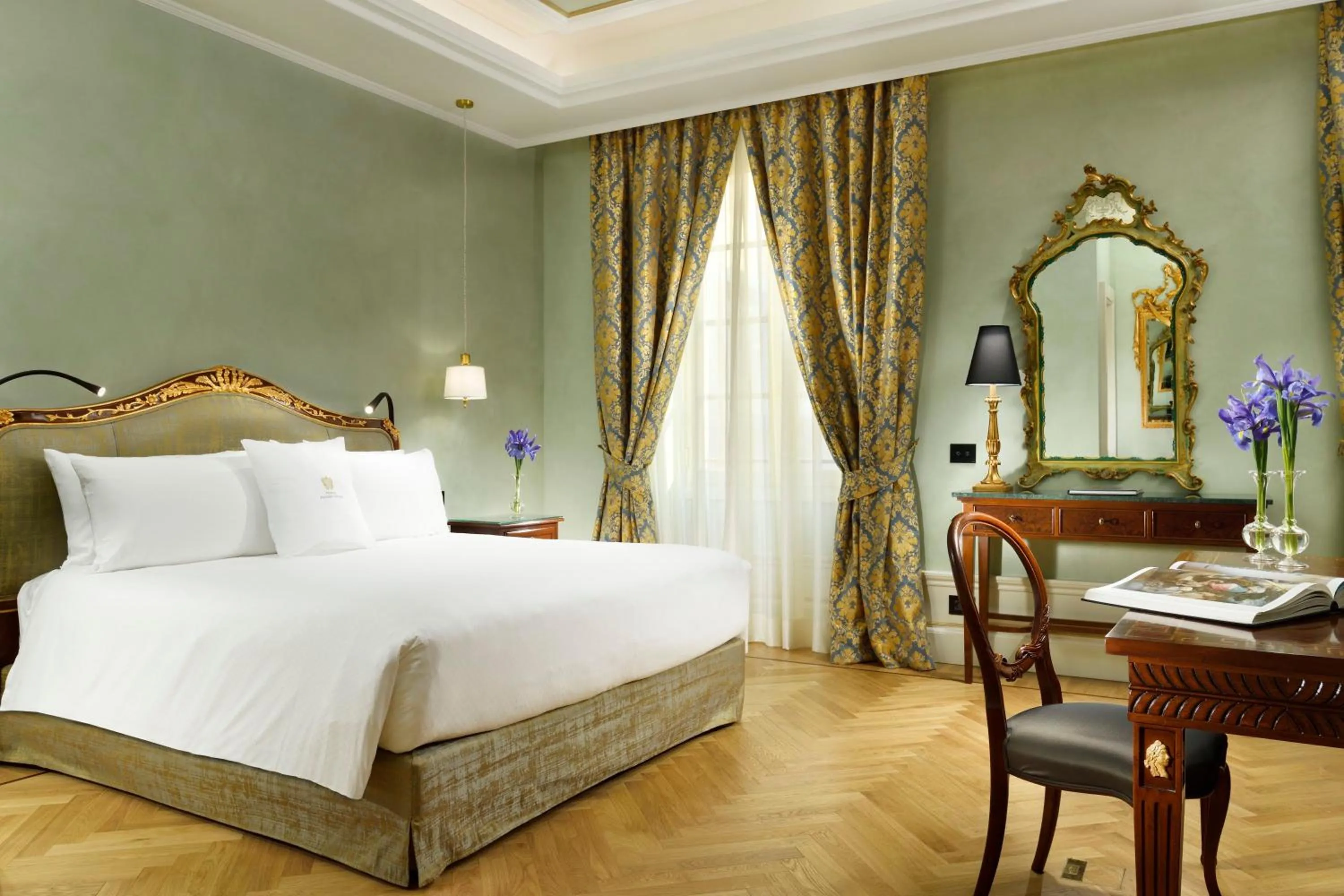 Bed in Palazzo Portinari Salviati Residenza D'Epoca