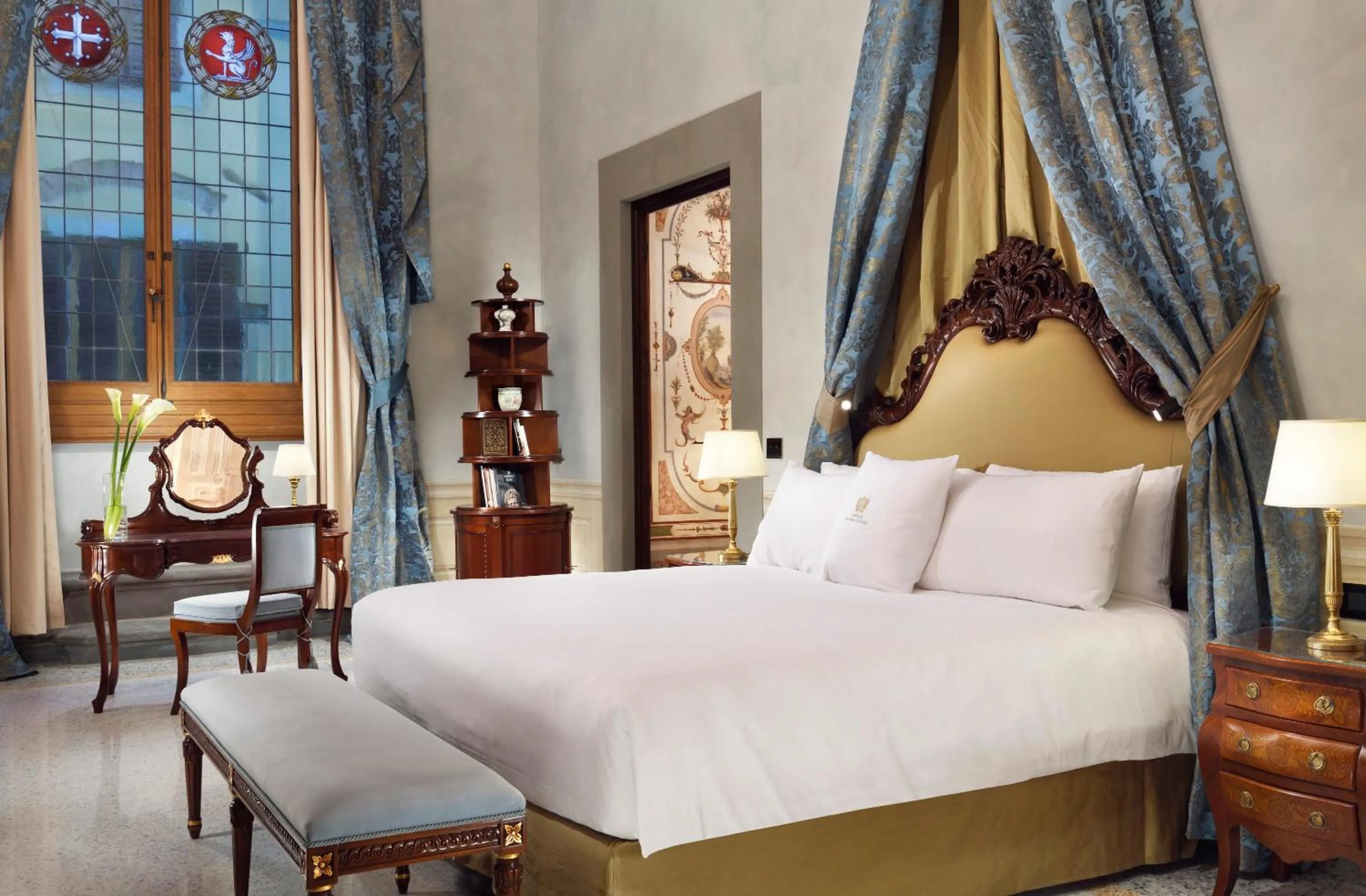 Bed in Palazzo Portinari Salviati Residenza D'Epoca