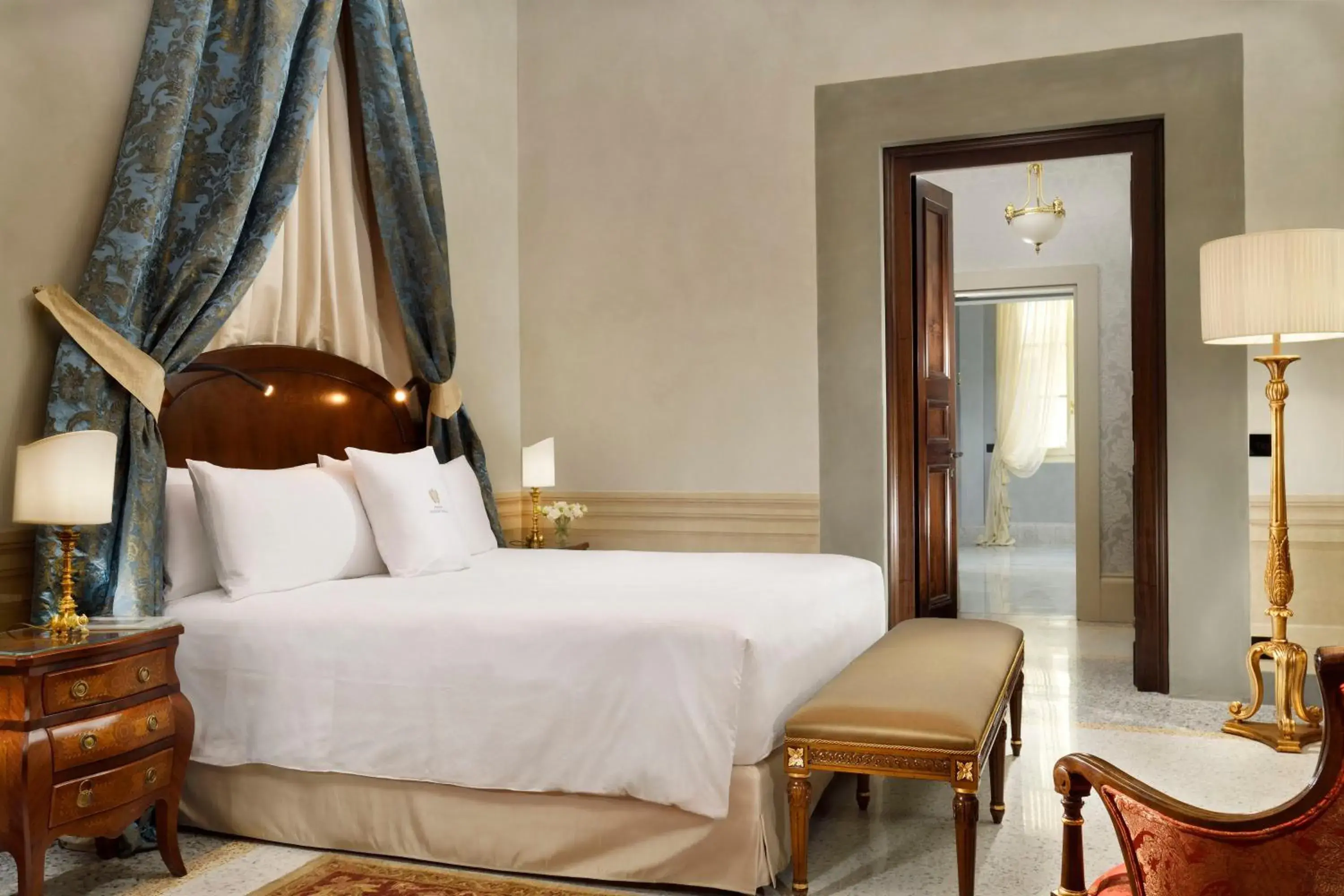 Bed in Palazzo Portinari Salviati Residenza D'Epoca Bed in Palazzo Portinari Salviati Residenza D'Epoca